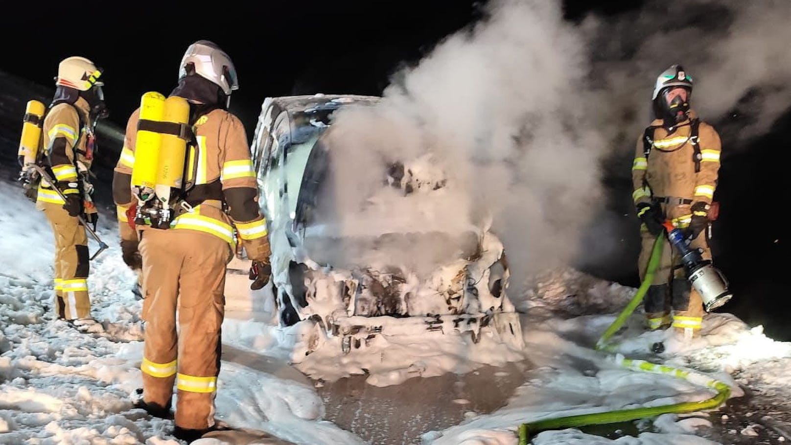 Unter schwerem Atemschutz löschte die Freiwillige Feuerwehr Auffach (38 Mitglieder/ drei Fahrzeuge) den Vollbrand.