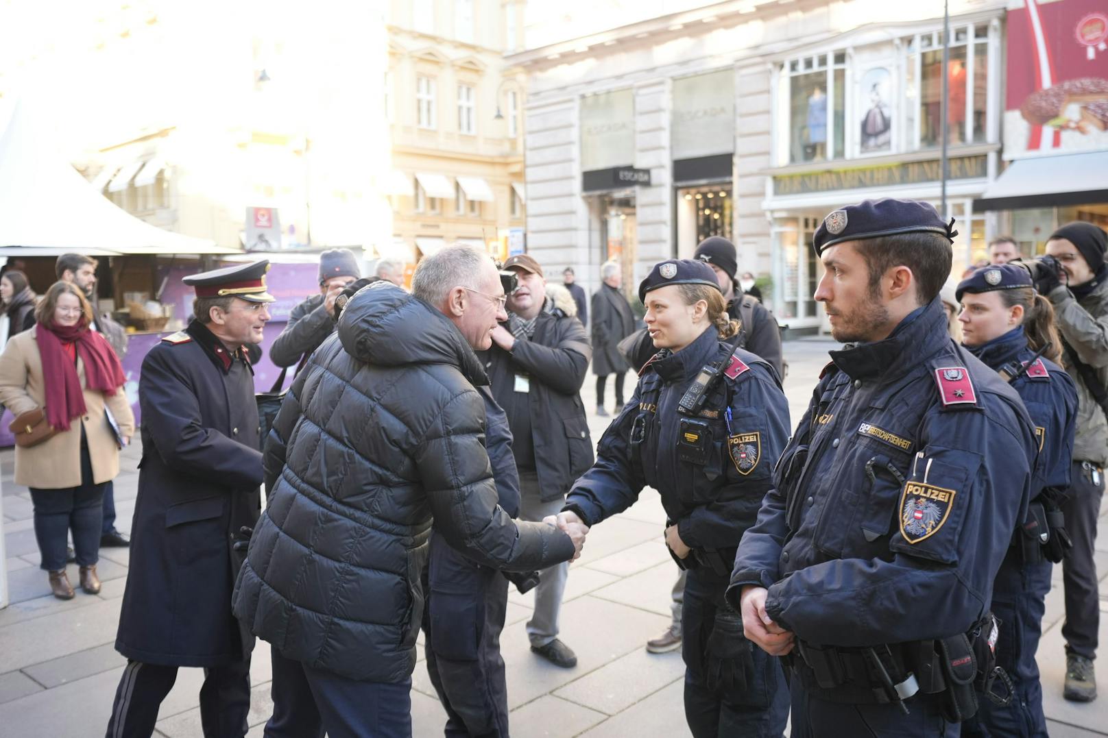 Karner begrüßt Polizeibeamte in Wien