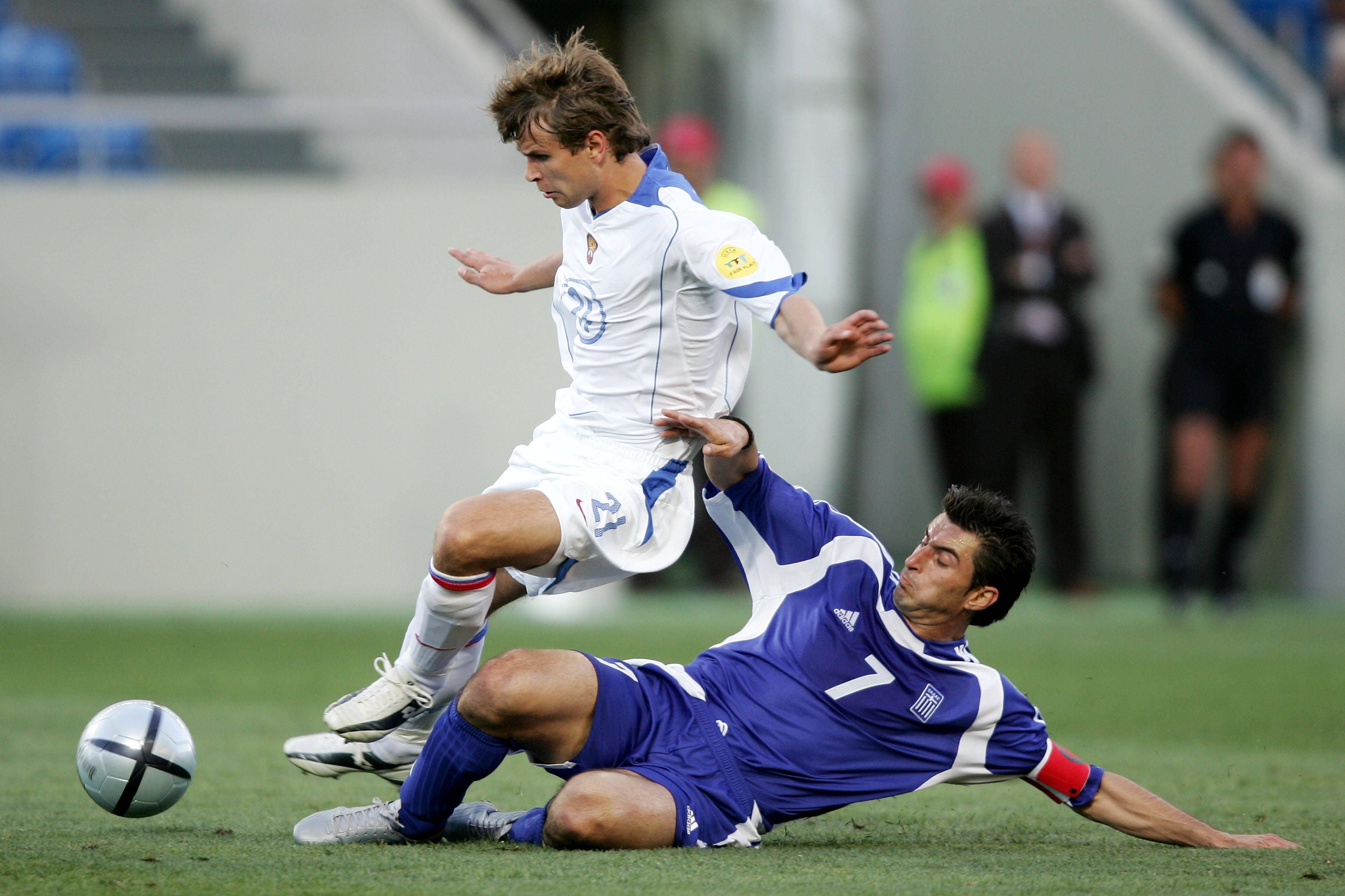 Aleksey Bugaev 2004 im EURO-Gruppenspiel gegen den späteren Europameister Griechenland.
