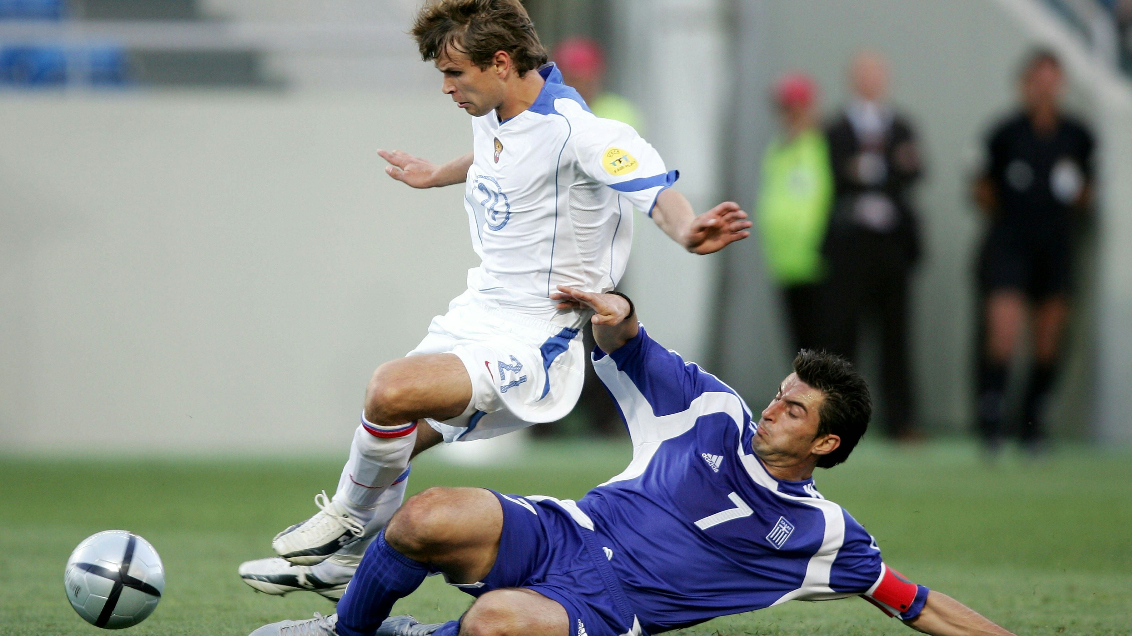 Aleksey Bugaev 2004 im EURO-Gruppenspiel gegen den späteren Europameister Griechenland.