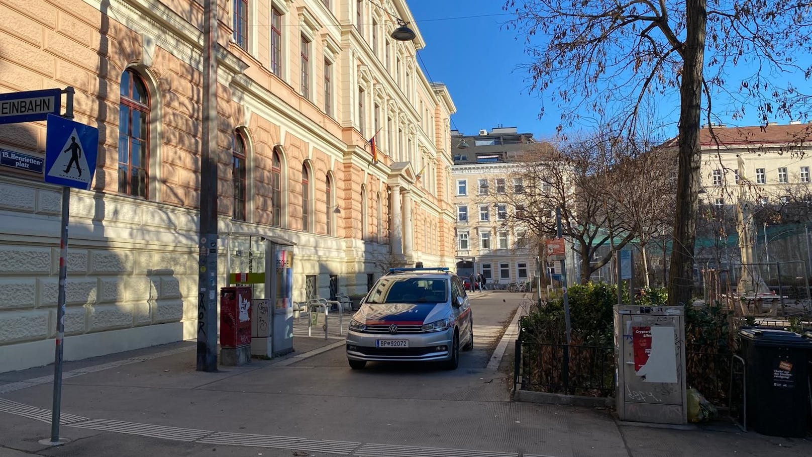 Beamte fanden einen Mieter tot im Badezimmer einer Wohnung in Wien-Fünfhaus. Der Mann lag in einer Blutlache. Die Obduktion ergab Fremdverschulden!