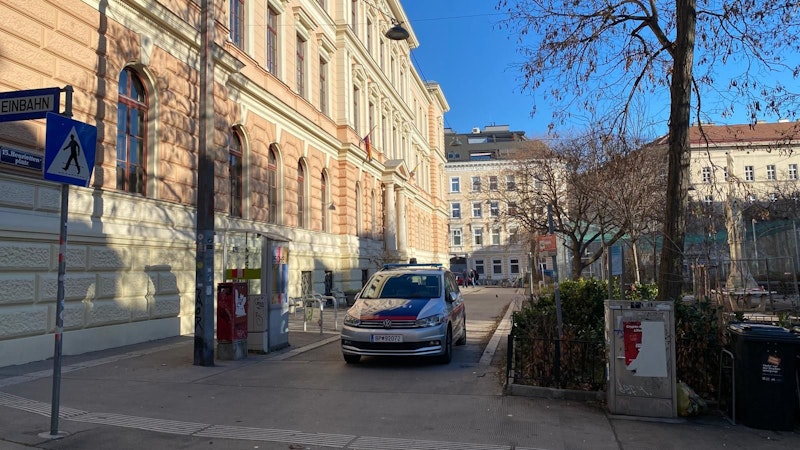 Beamte fanden einen Mieter tot im Badezimmer einer Wohnung in Wien-Fünfhaus. Der Mann lag in einer Blutlache. Die Obduktion ergab Fremdverschulden!