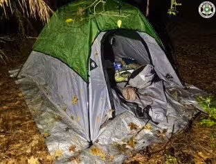 Mit diesem Zelt setzte er die 14-Jährige im Wald aus.