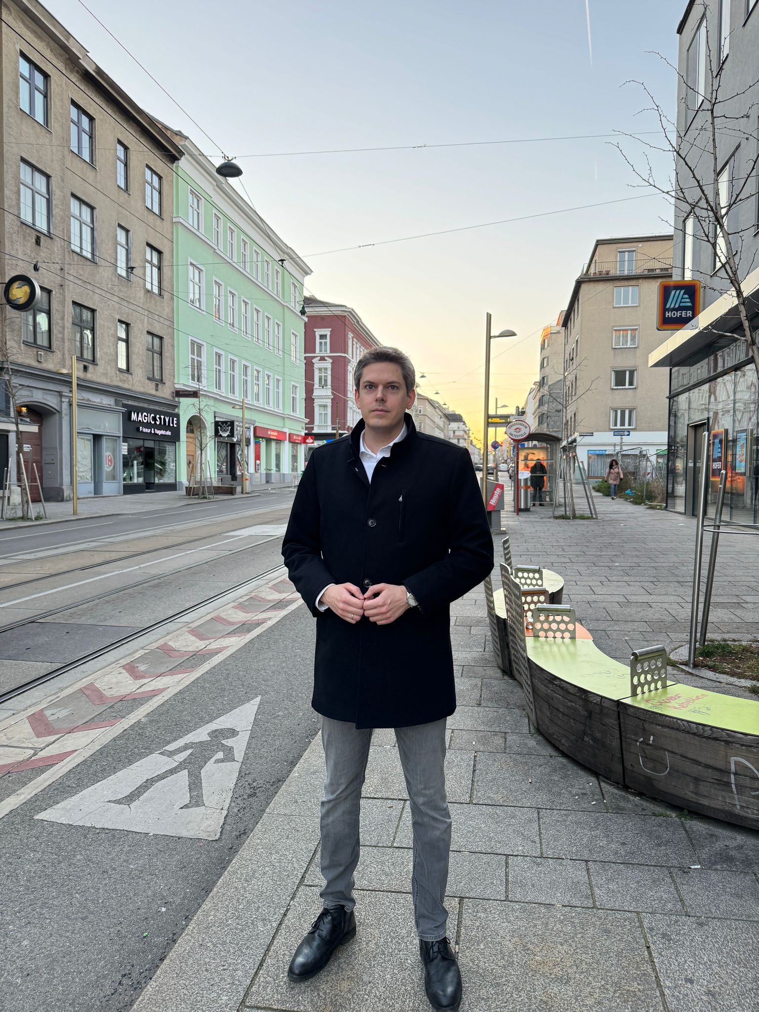 Stefan Trittner, ÖVP-Bezirksobmann in Ottakring, fordert verstärkte Kontrollen gegen illegale Pyrotechnik.