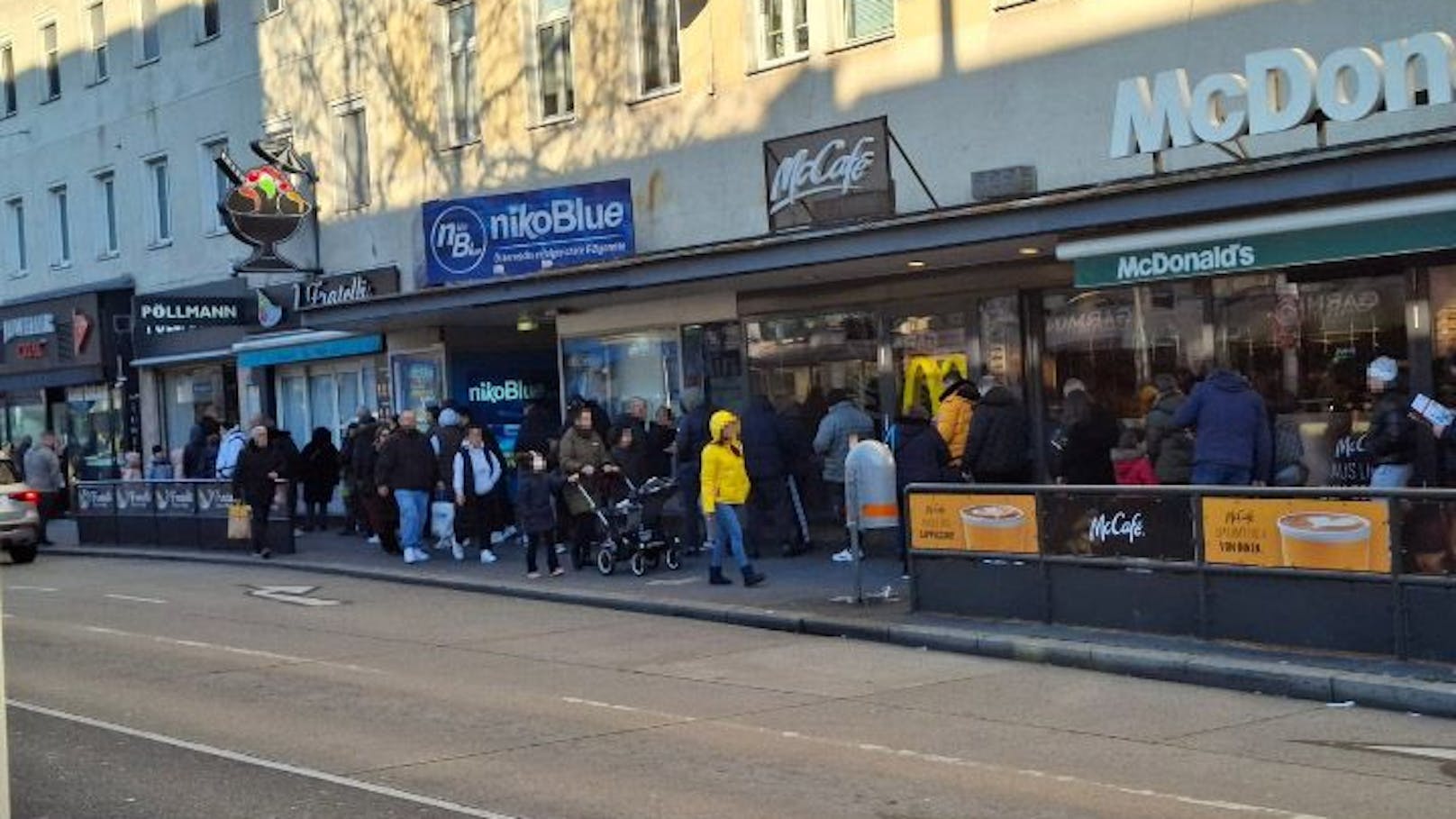 Auch auf der Simmeringer Hauptstraße standen die Böller-Fans in der Warteschlange.