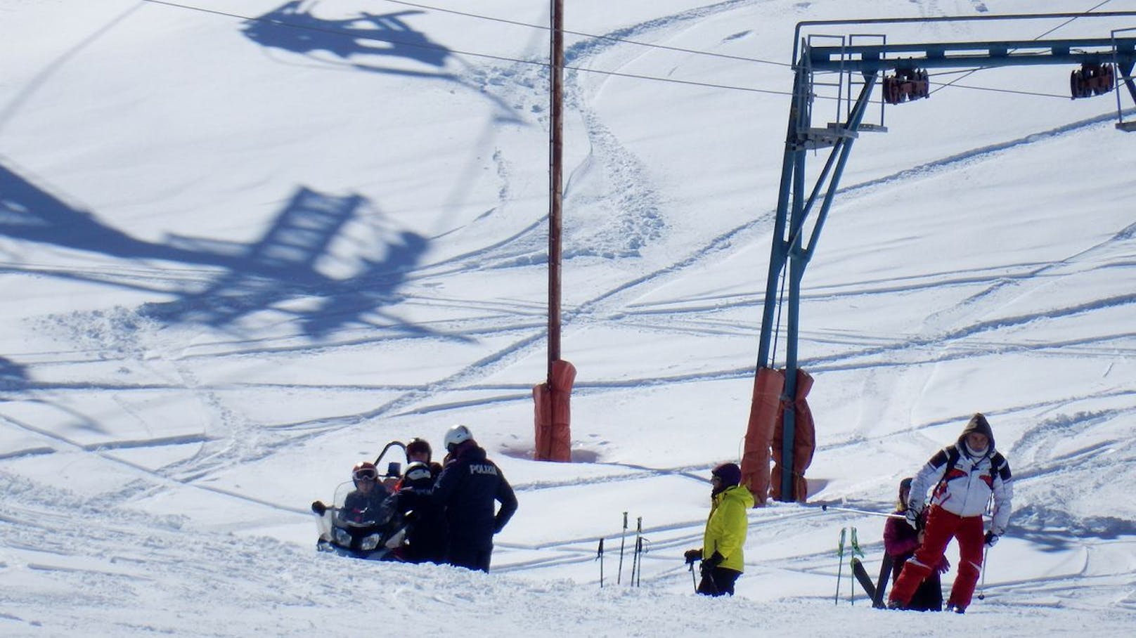 Schwerer Unfall mit Skidoo auf schwarzer Piste