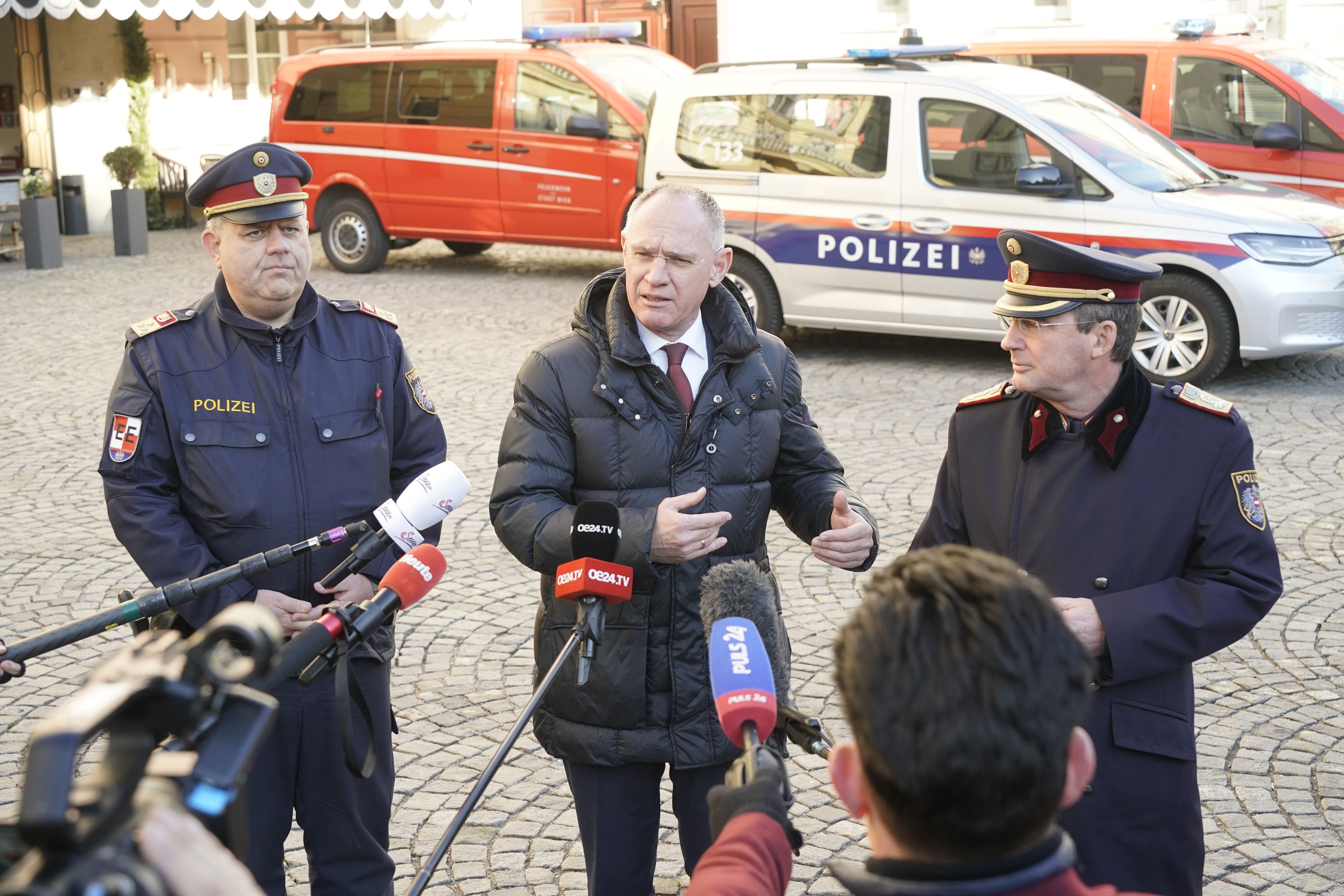 Oberst Christian Hackl, Innenminister Gerhard Karner und der Wiener Landespolizeipräsident Gerhard Pürstl (v.l.).