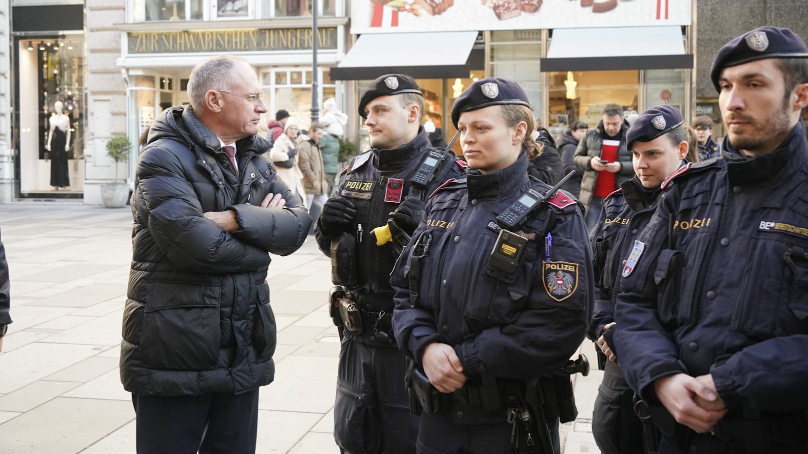 Innenminister Karner und Beamte am Graben.