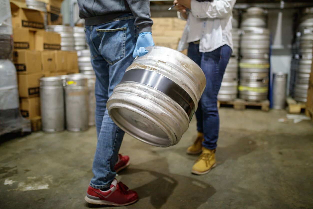 Der Bierfahrer schleppte 20 Jahre lang schwere Fässer hin und her. (Symbolbild)