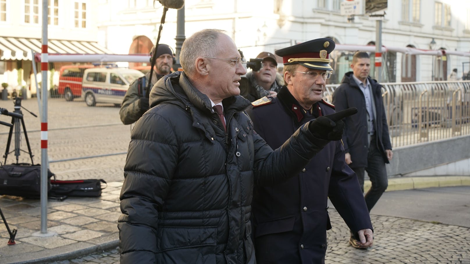 Innenminister Karner und Polizeipräsident Pürstl beim Lokalaugenschein.