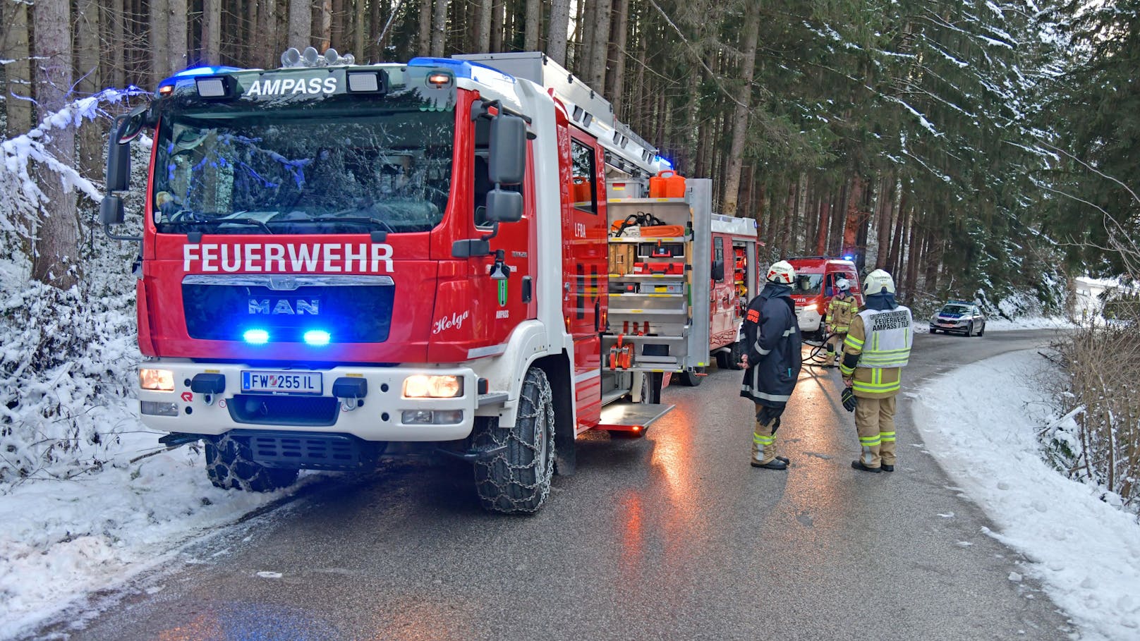 Er geriet zunächst über den linken Fahrbahnrand hinaus und anschließend über den rechten, nachdem sich das Fahrzeug durch das Gegenlenken des 17-Jährigen um 180 Grad gedreht hatte.