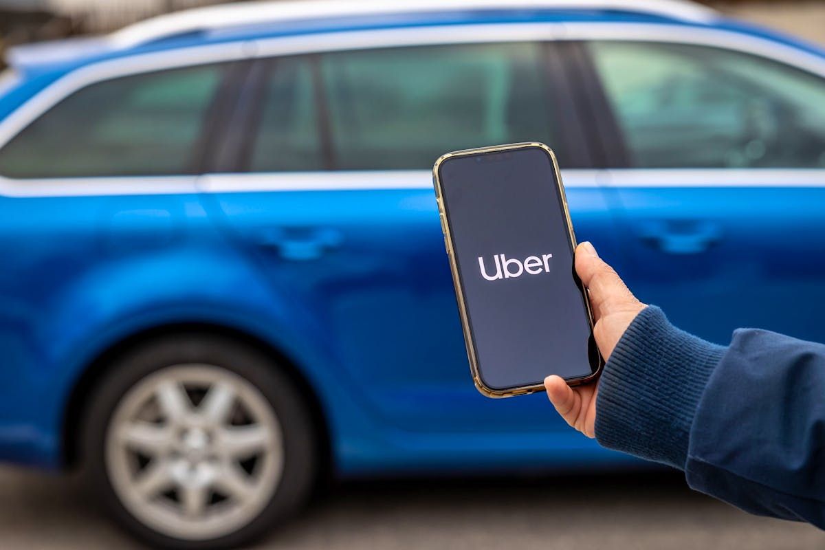 O. fährt für Uber in Zürich. Er beklagt einen plötzlichen Preisverfall, der sein Einkommen drastisch reduziert hat.