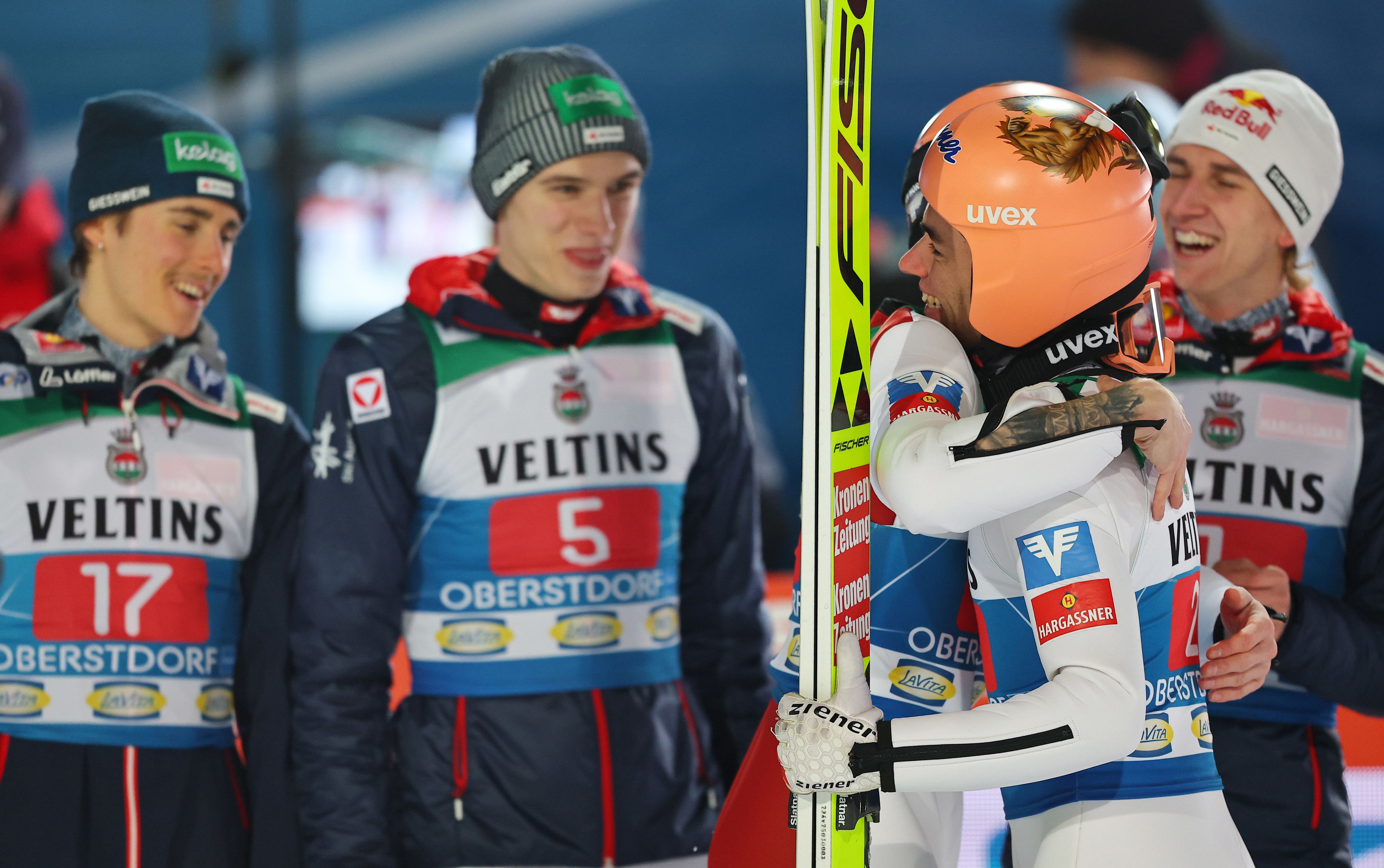 ÖSV-Adler gratulieren Sieger Kraft: 