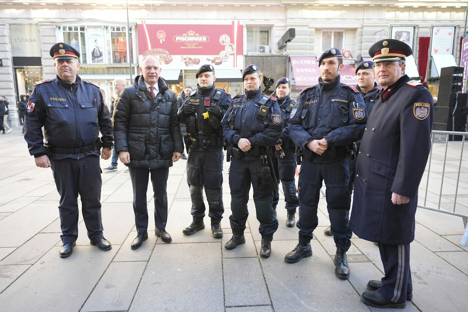 Ein Gruppenfoto mit Innenminister Karner und Polizeipräsident Pürstl