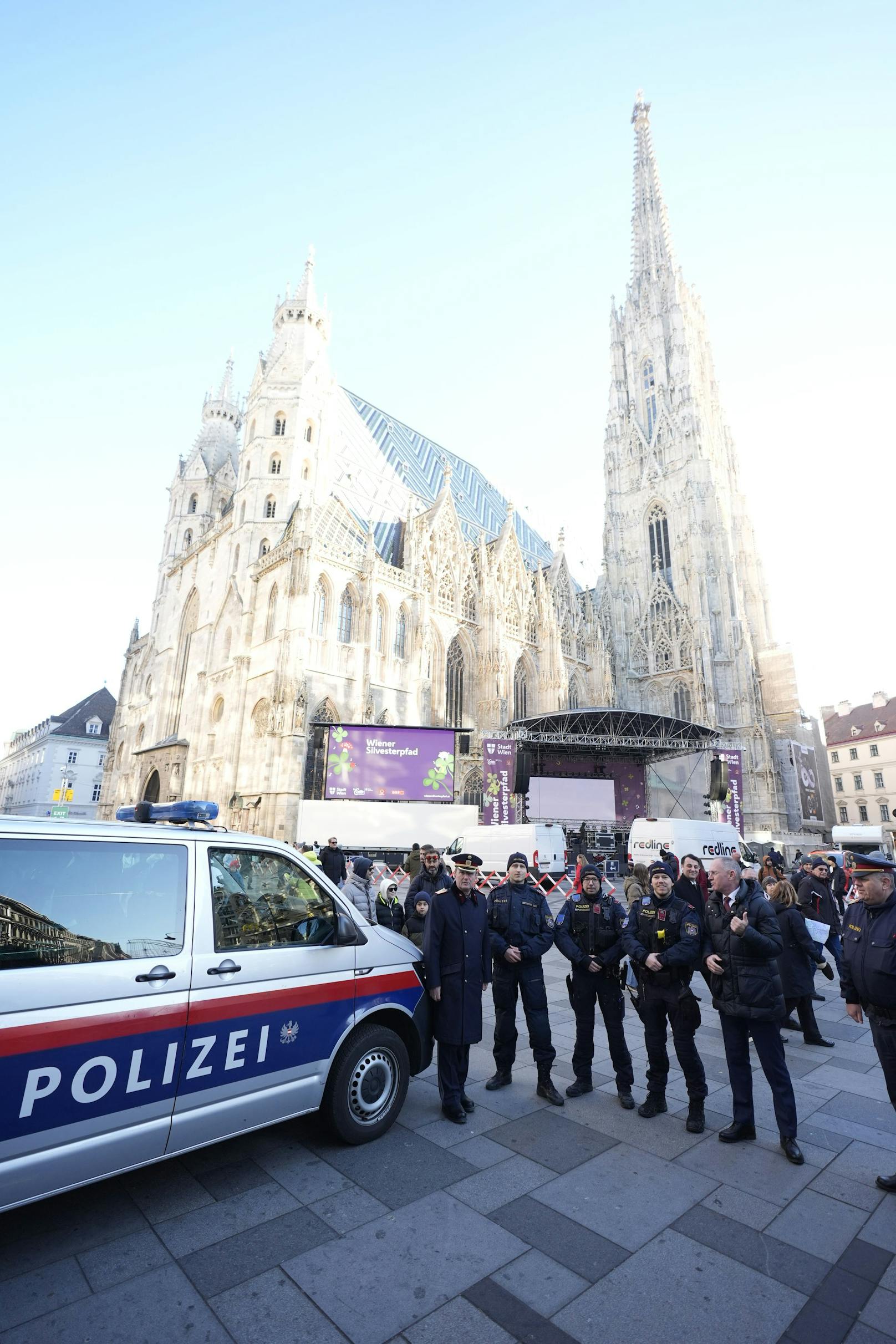 Ein Gruppenfoto mit Innenminister Karner und Polizeipräsident Pürstl