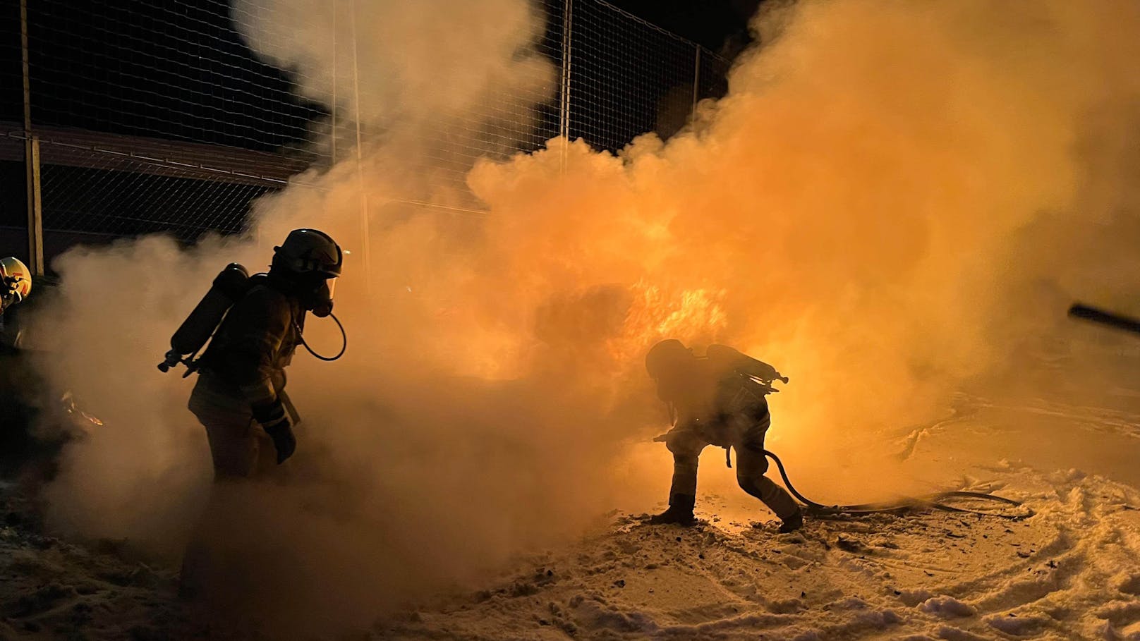 Verfrühte Silvesterrakete setzt Sportanlage in Brand