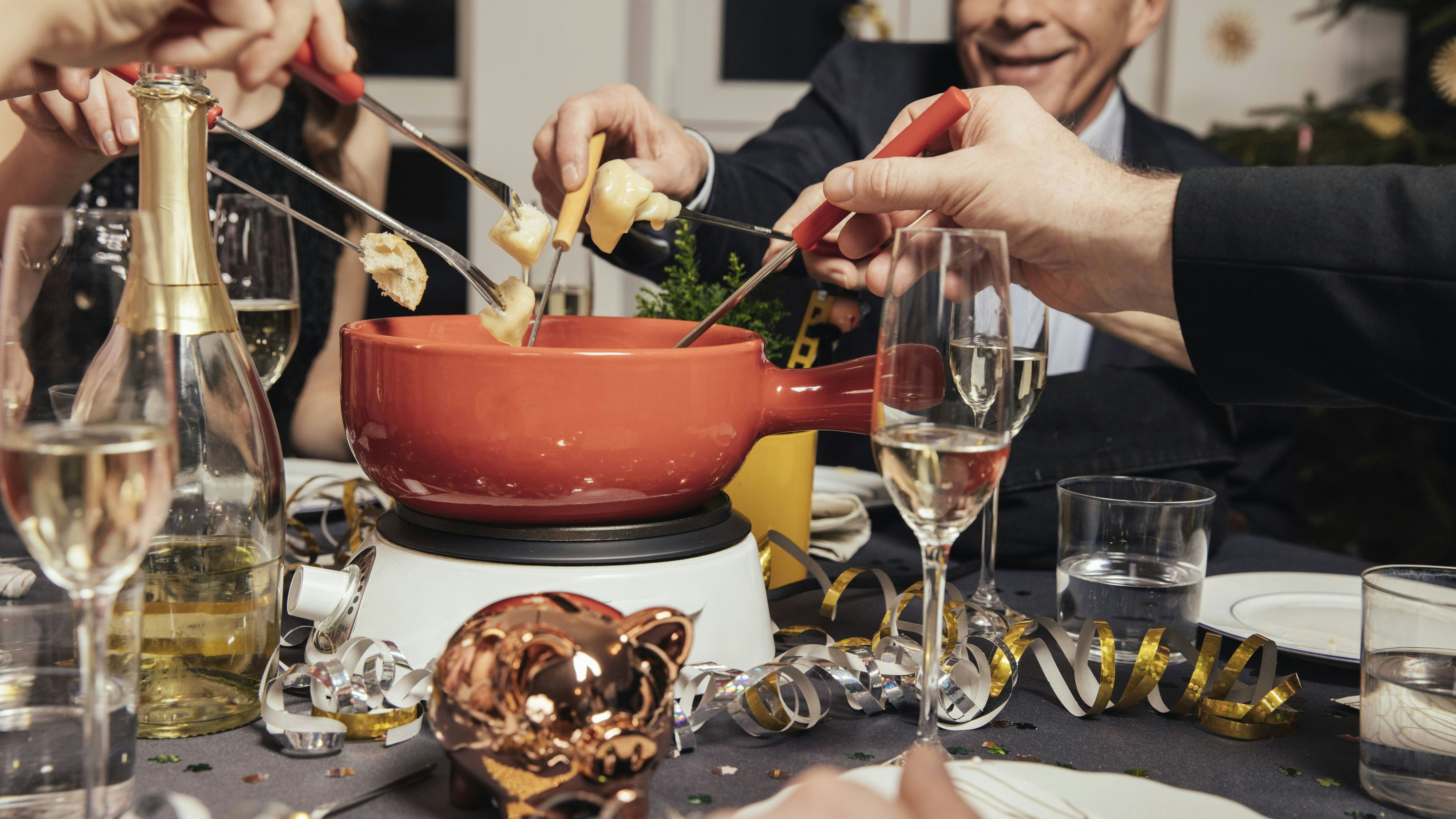  Friends eating cheese fondue on New Year s Eve model released Symbolfoto property released PUBLICATIONxINxGERxSUIxAUTxHUNxONLY MFF002932