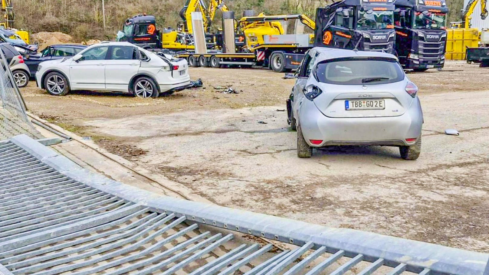 Der Täter stahl einen Bagger und ging damit auf Amokfahrt. Die Polizei konnte ihn letztlich stellen und erschießen. 