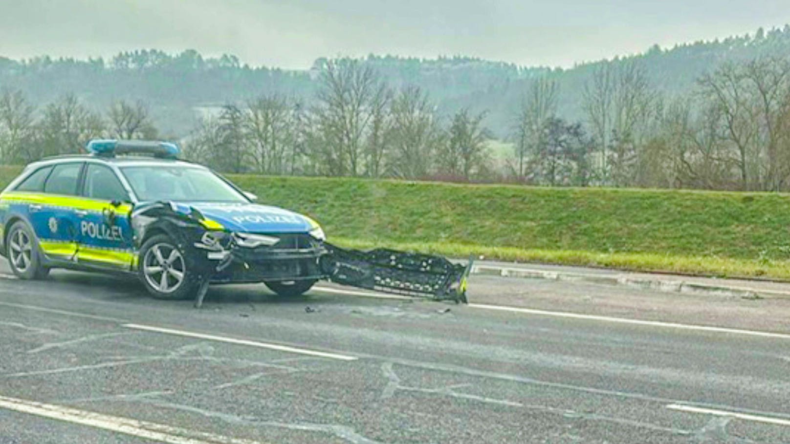 Der Täter stahl einen Bagger und ging damit auf Amokfahrt. Die Polizei konnte ihn letztlich stellen und erschießen. 