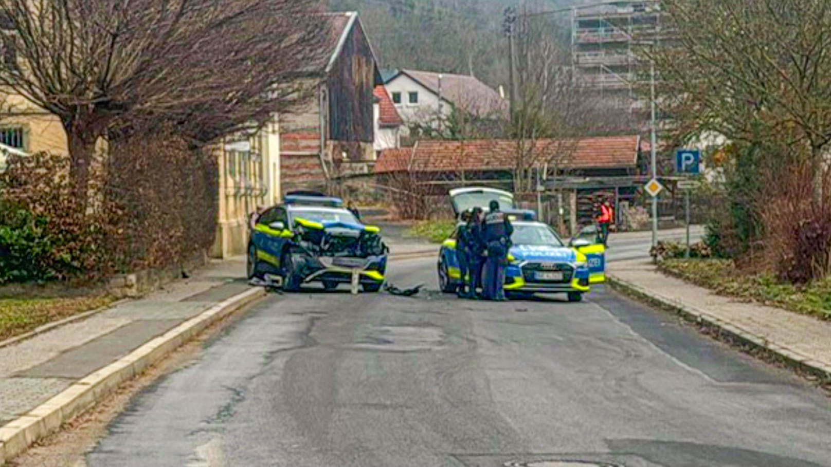 Der Täter stahl einen Bagger und ging damit auf Amokfahrt. Die Polizei konnte ihn letztlich stellen und erschießen. 