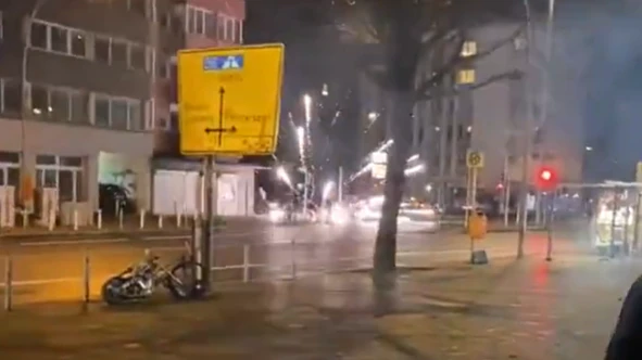 Ein 14-Jähriger zielte mit Feuerwerkskörpern auf den Verkehr.