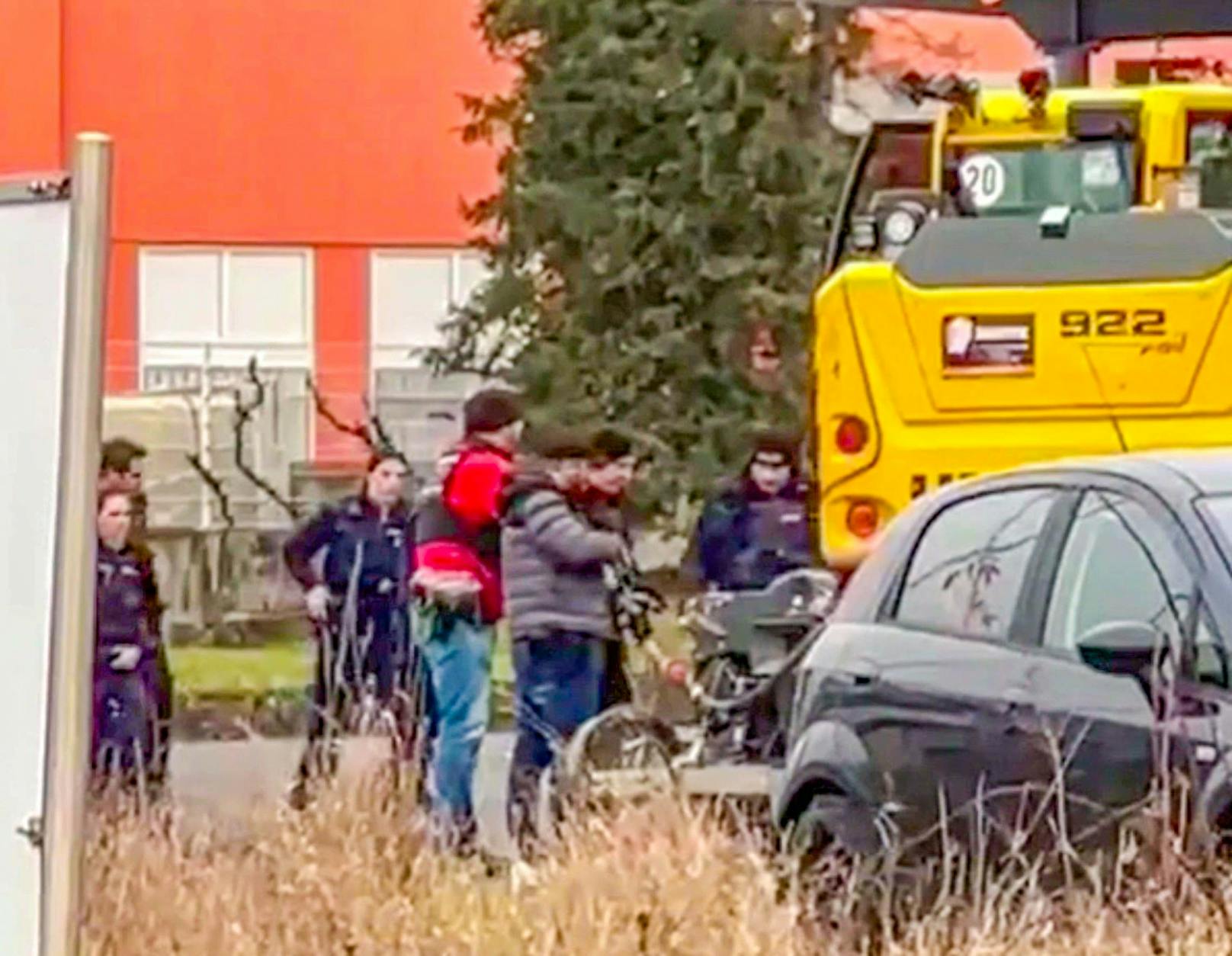 Der Täter stahl einen Bagger und ging damit auf Amokfahrt. Die Polizei konnte ihn letztlich stellen und erschießen. 