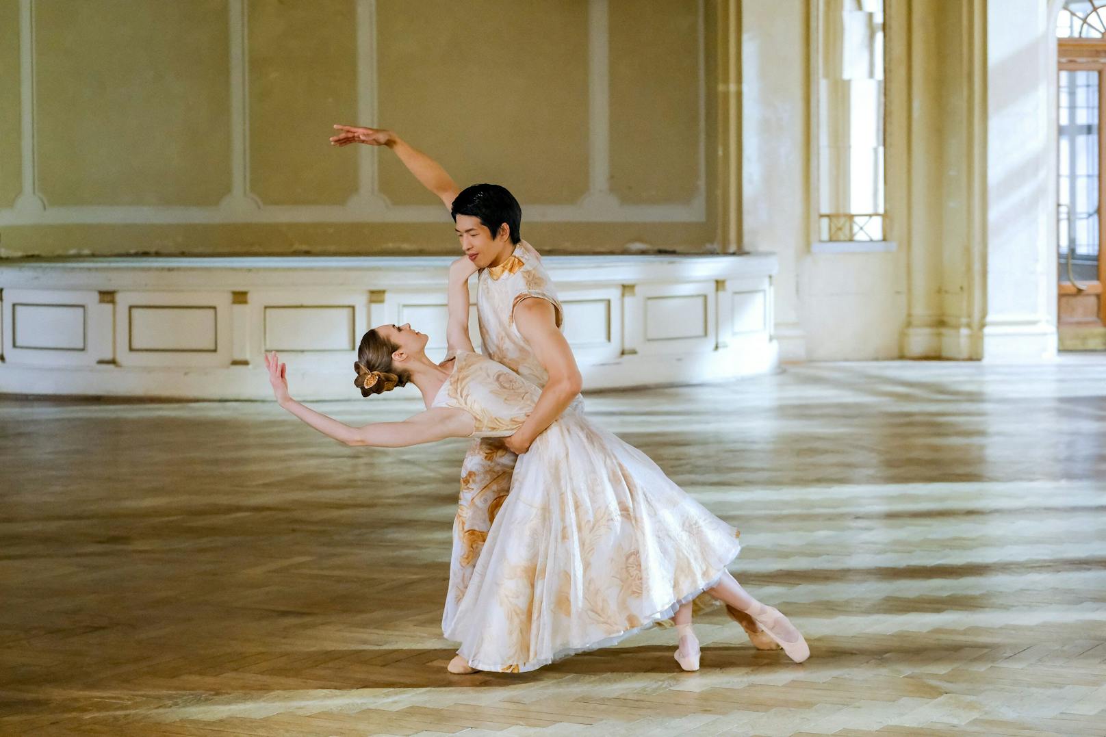 Sie tanzen zum 200. Geburtstag von Johann Strauss Sohn: Elena Bottaro und Masayu Kimoto.