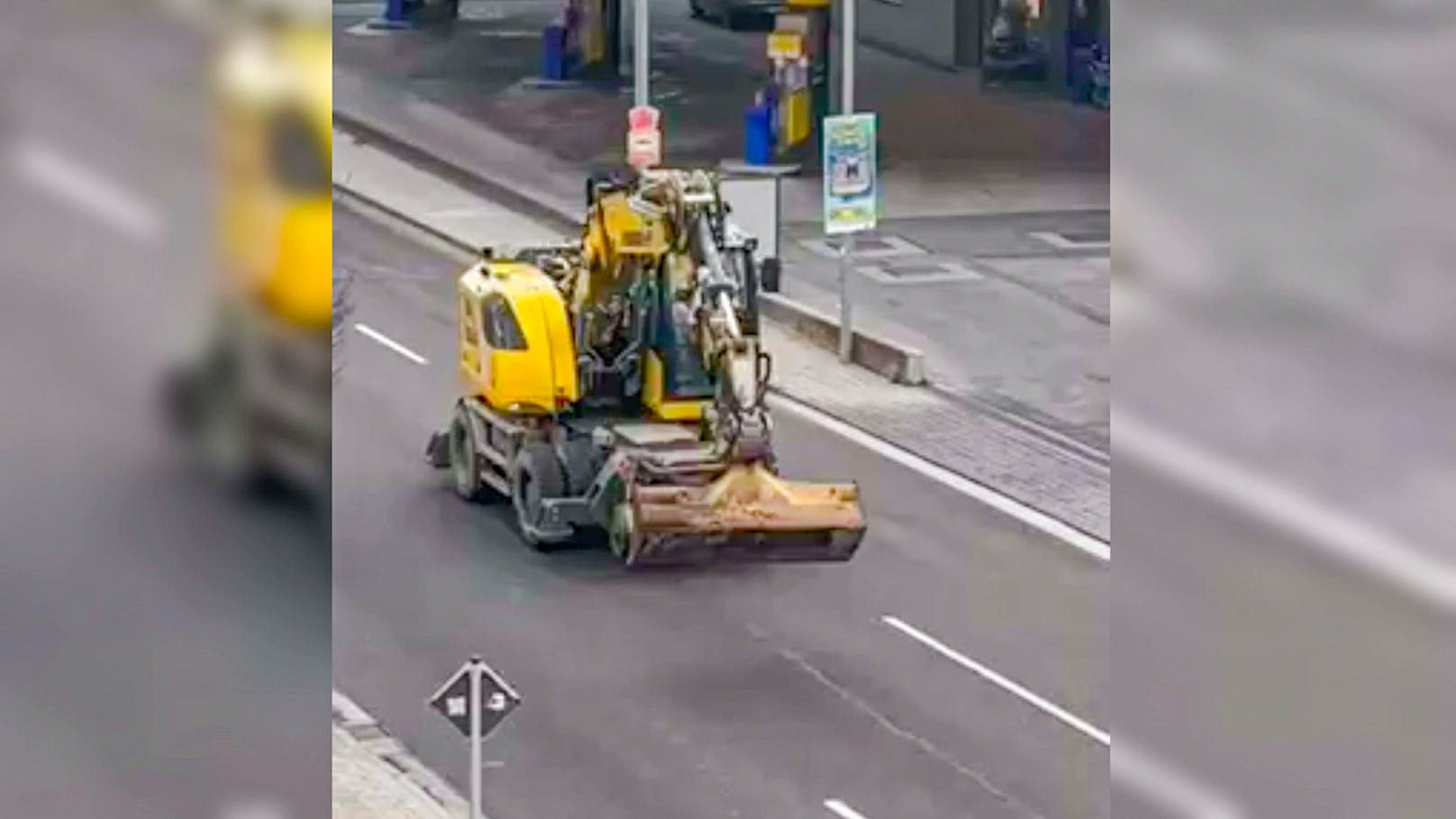 Der Täter stahl einen Bagger und ging damit auf Amokfahrt. Die Polizei konnte ihn letztlich stellen und erschießen. 