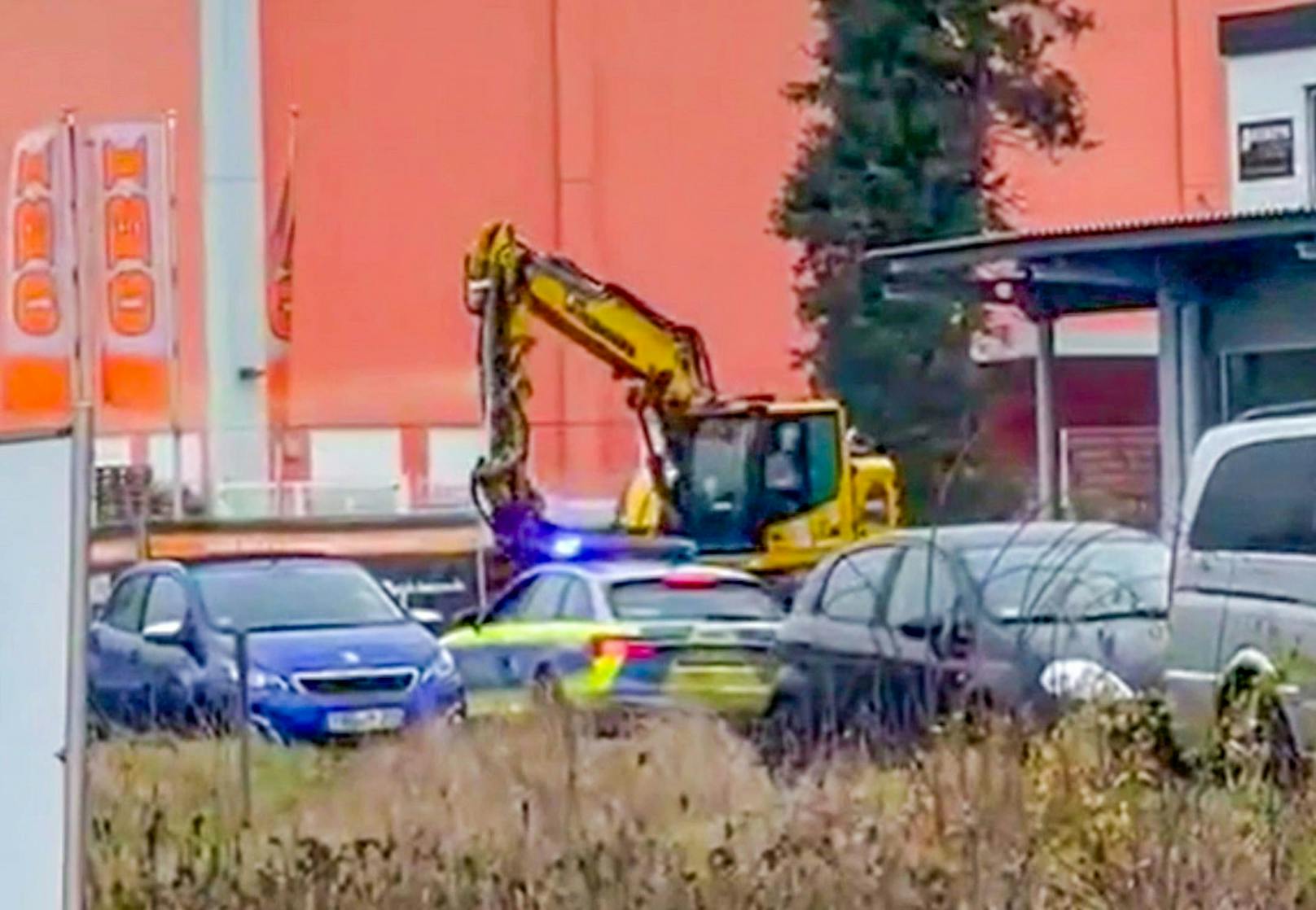 Der Täter stahl einen Bagger und ging damit auf Amokfahrt. Die Polizei konnte ihn letztlich stellen und erschießen. 