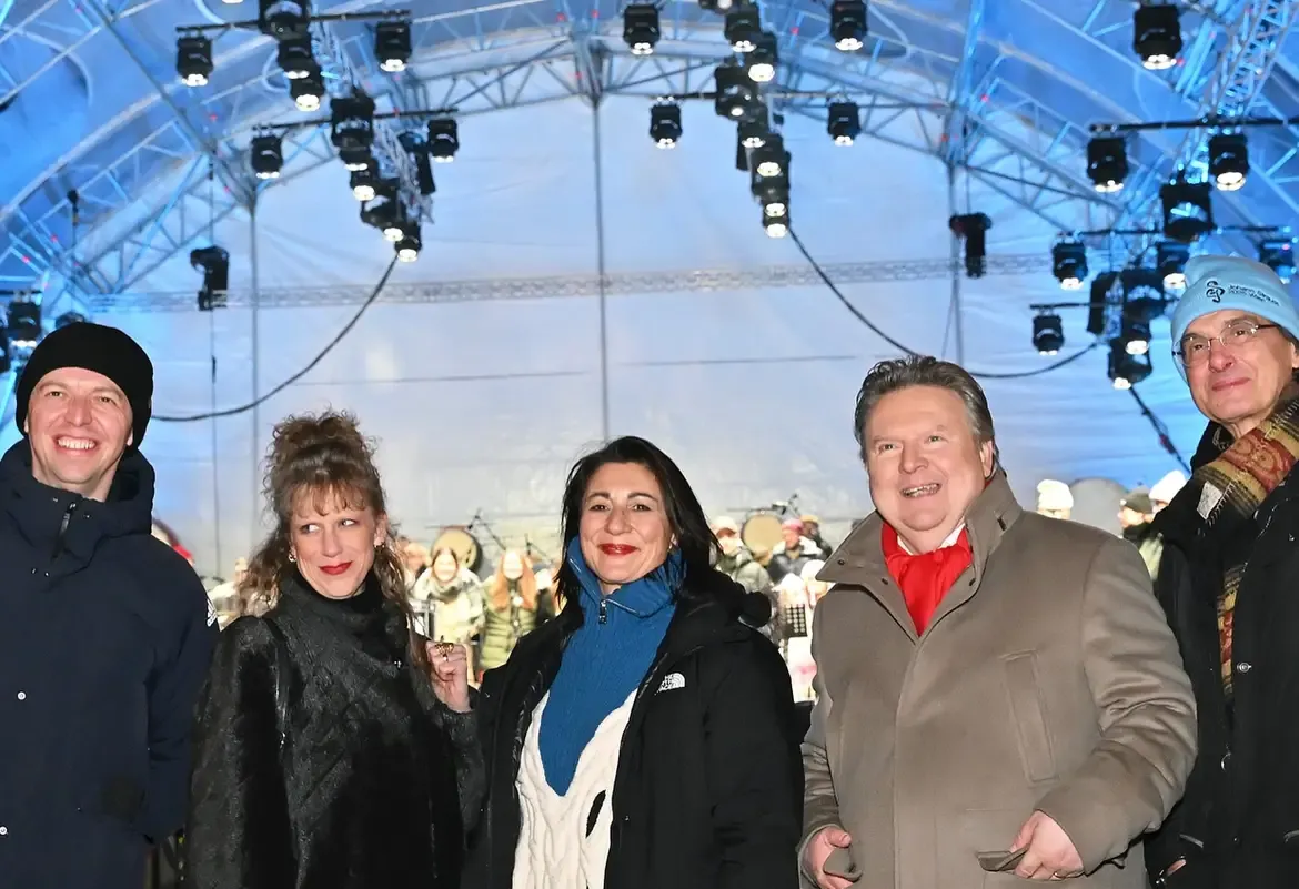 Martin Grubinger (links) leitet die Superband, deren Generalprobe sich Bürgermeister Michael Ludwig (zweiter von rechts) und Kulturstadträtin Veronica Kaup-Hasler (mitte) sich ansahen.