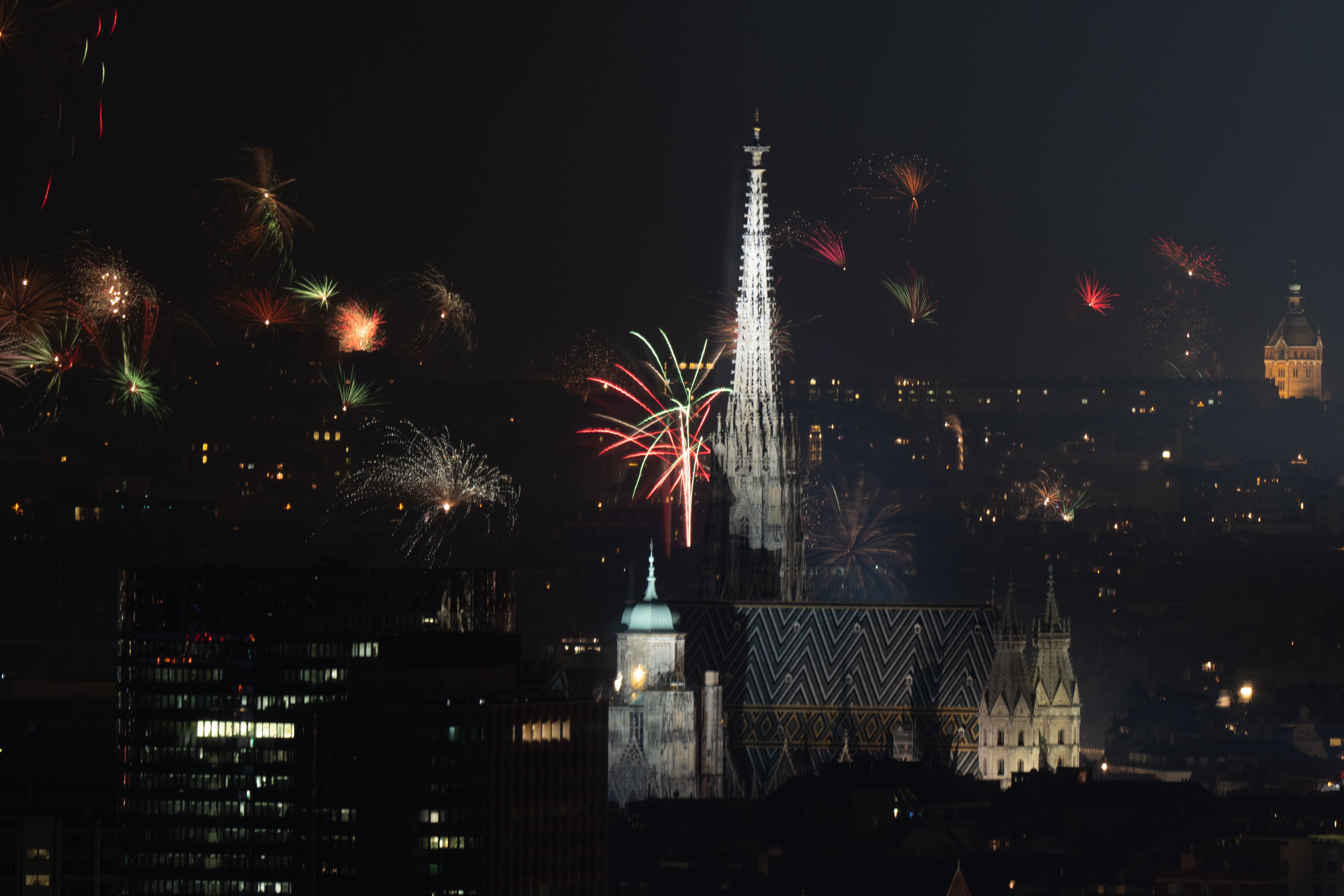 Wer das Feuerwerk über Wien von weiter oben bewundern möchte, hat die Auswahl aus einigen verschiedenen Aussichtspunkten.
