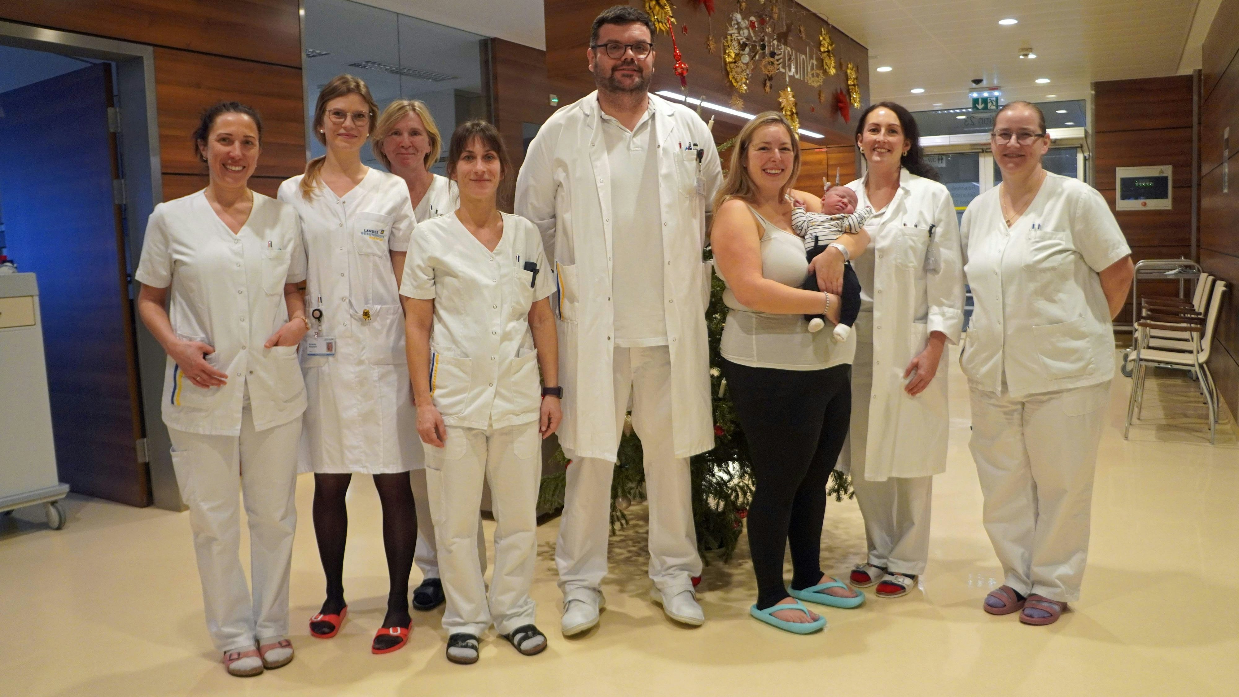 Neujahrsbaby: Das Krankenhaus-Team gratuliert: DGKP Daniela Eckert, DGKP Ricarda Amersin, DGKP Heidemarie Raßpotnig, DGKP Martina Bartunek, OA Dr. Alexander Höllmüller, Ass. Dr. Carina Schindlegger, Hebamme Michaela Wagne
