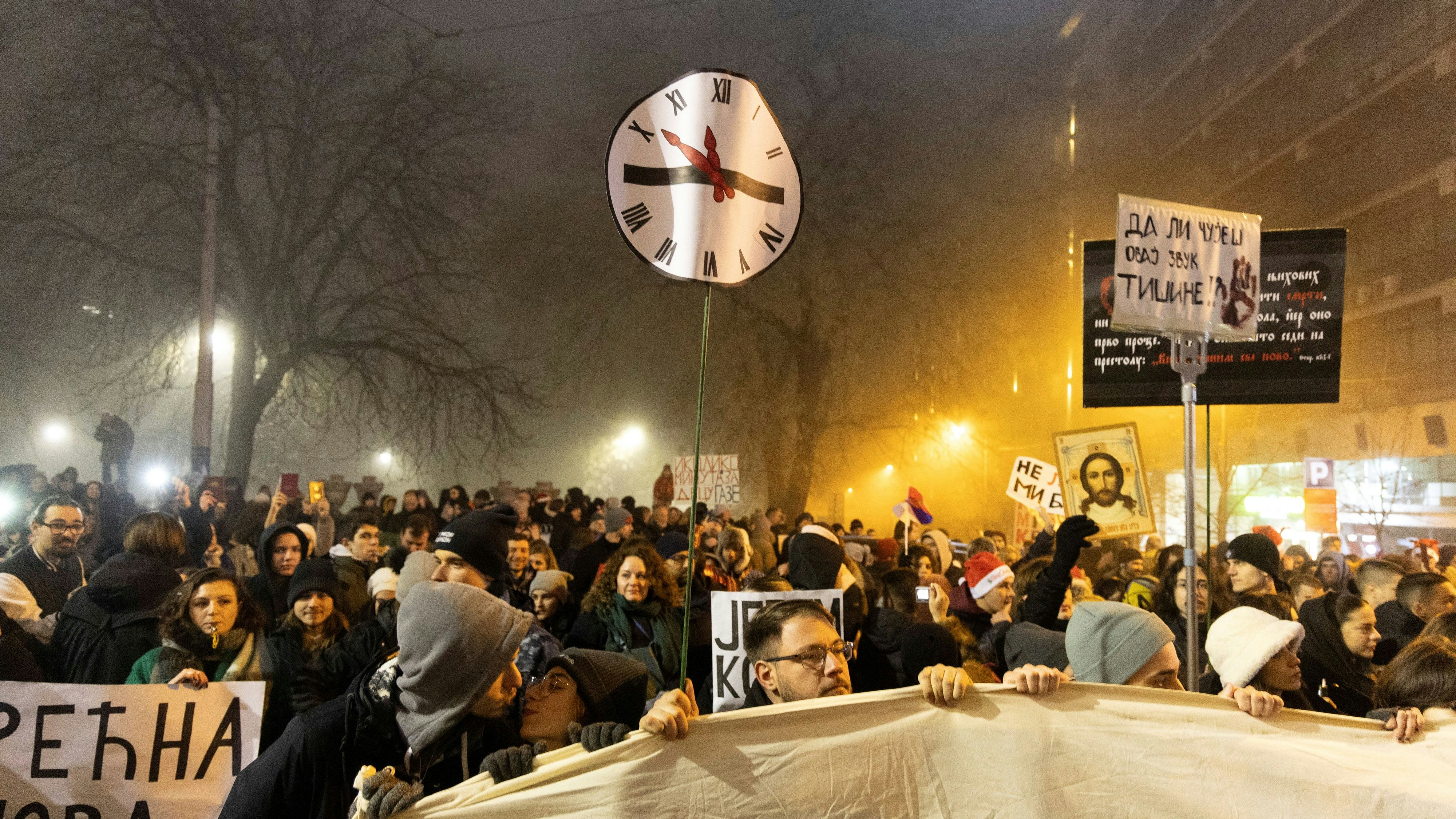 Heute.at - Tausende Serben beginnen neues Jahr mit Schweigeprotest