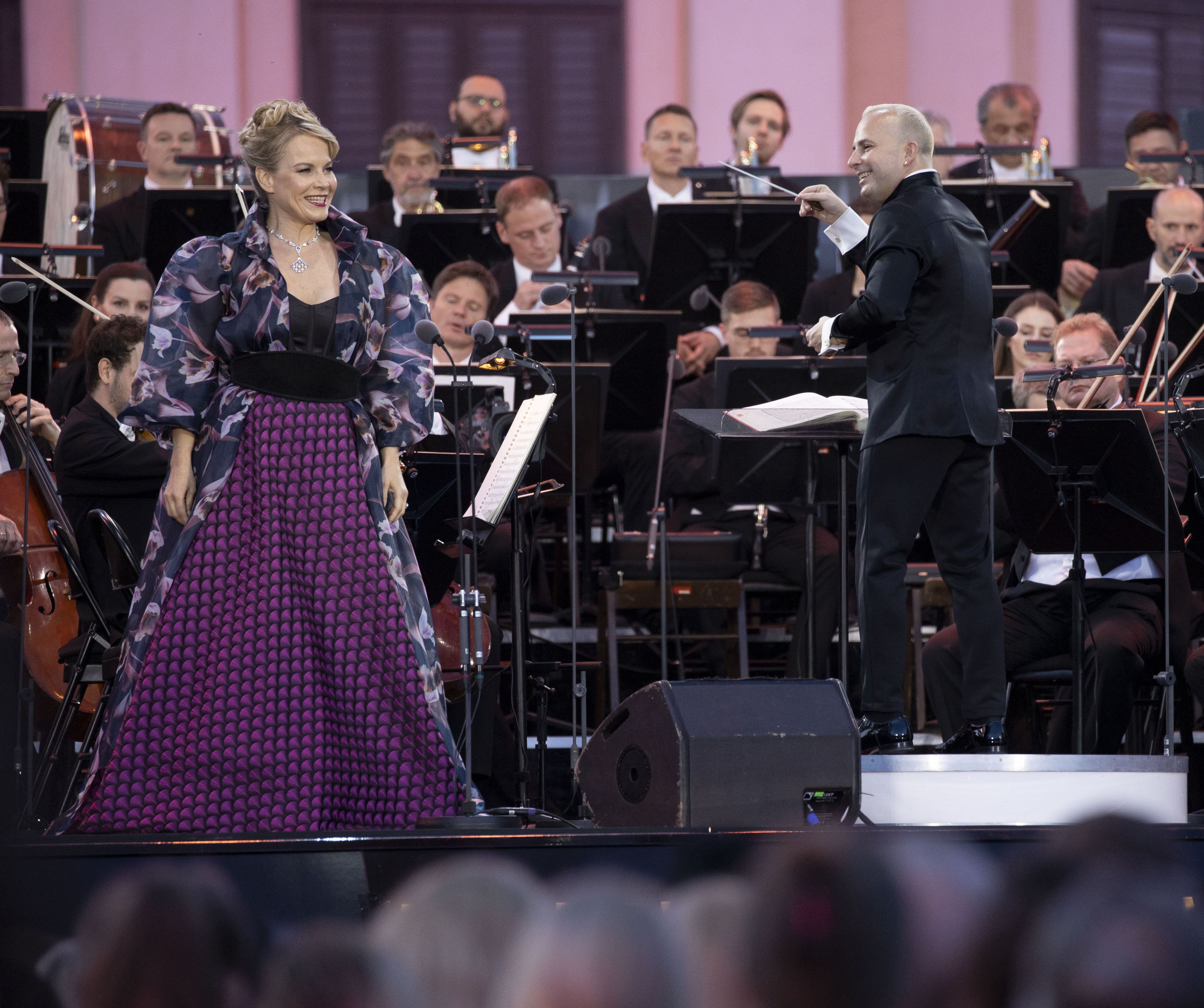2026 leitet Maestro Yannick Nézet-Séguin (r.) das nächste Neujahrskonzert der Wiener Philharmoniker im Musikverein. 2023 dirigierte er bereits das Orchester beim Sommernachtskonzert in Schönbrunn, wo auch Elina Garanca (l.) sang.