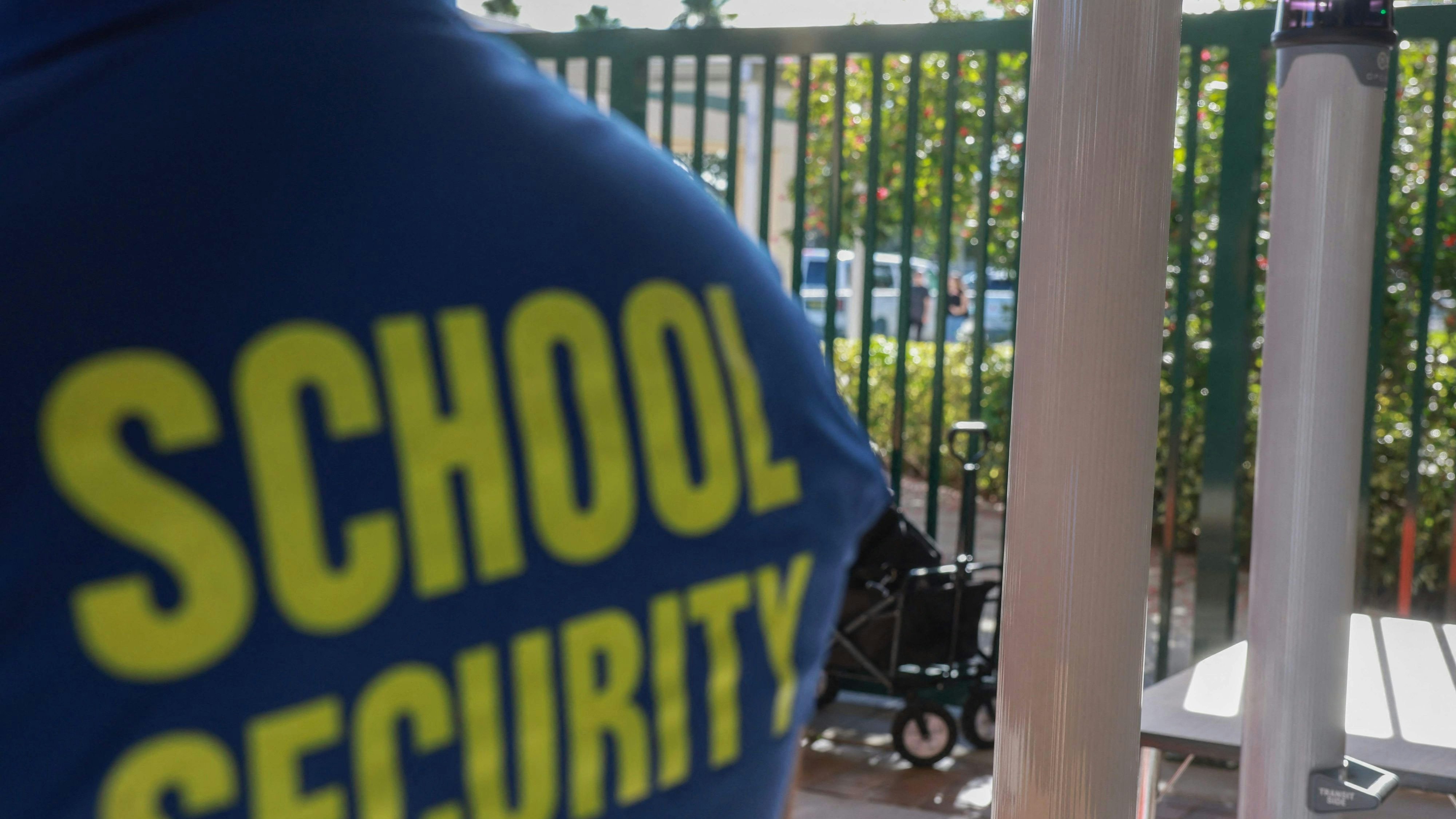 In den USA längst Alltag, in Österreich inzwischen ebenfalls von manchen herbeigesehnt: Security-Kräfte in Schulen