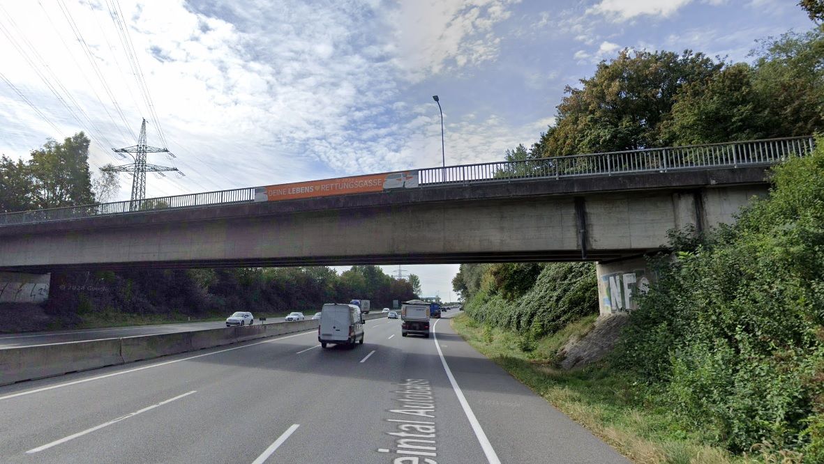 Bislang nicht ausgeforschte Personen bewarfen den Pkw einer jungen Frau mit Eisbrocken. (Symbolbild)