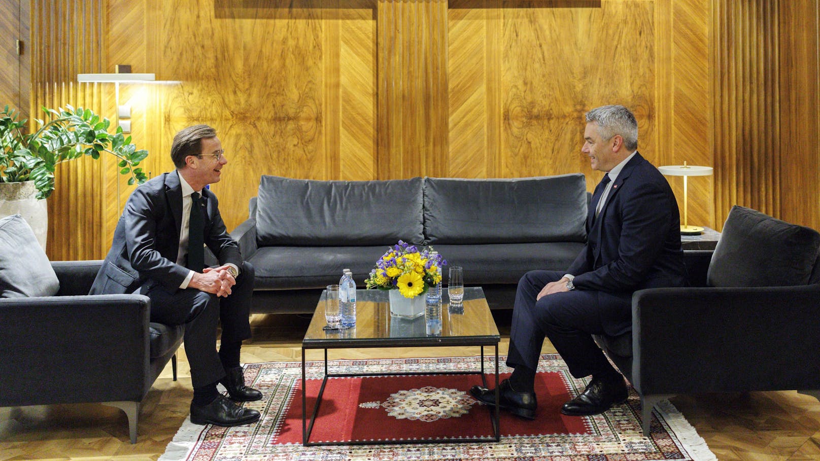 Bundeskanzler Karl Nehammer und sein schwedischer Amtskollege Premierminister Ulf Kristersson beim gemeinsamen Austausch.