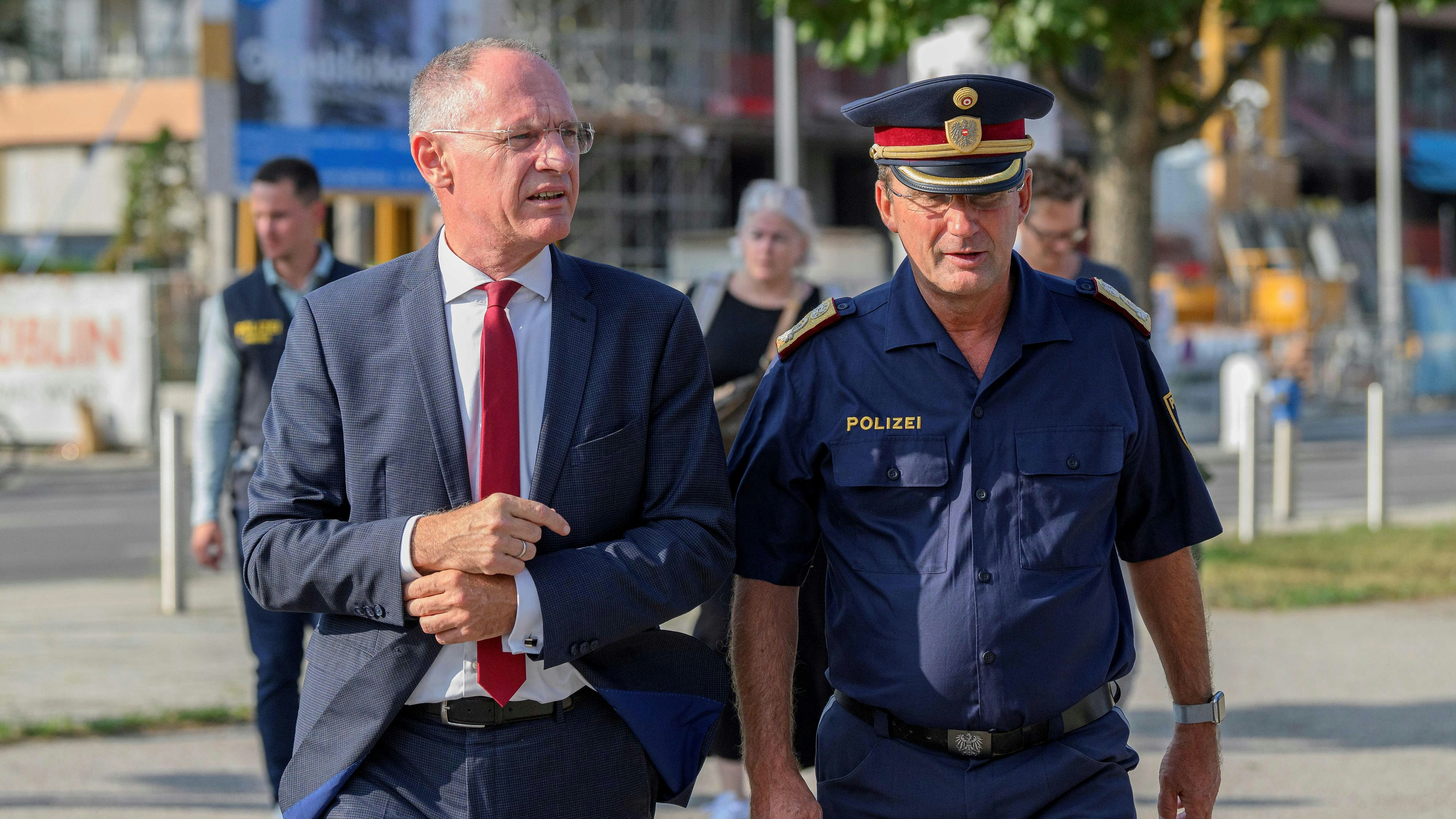 Innenminister Gerhard Karner (ÖVP) und Wiens Landespolizeipräsident Gerhard Pürstl machen seit März 2024 mit der "Einsatzgruppe zur Bekämpfung der Jugendkriminalität" (EJK) gegen jugendliche Straftäter mobil