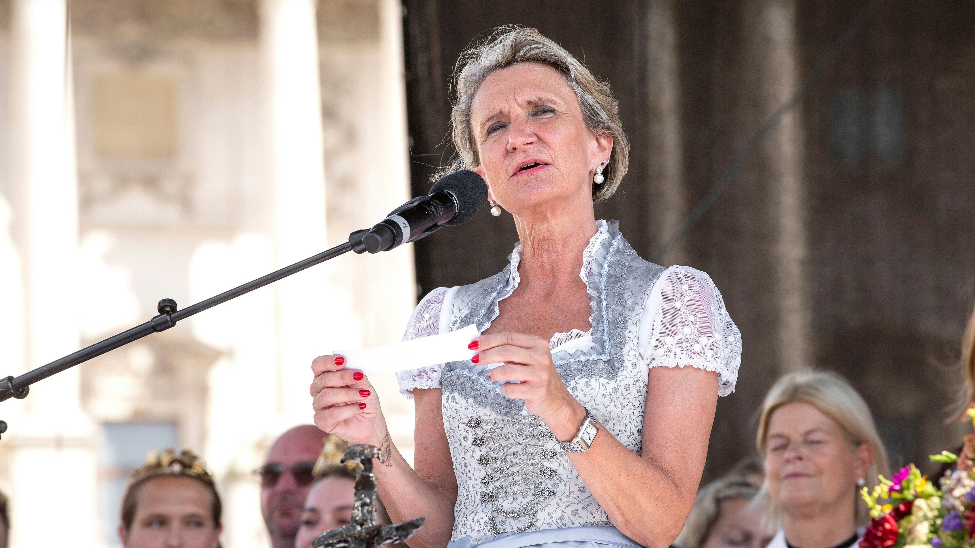 Christgewerkschafter-Chefin&nbsp; Romana Deckenbacher von der Wiener ÖVP beim Erntedankfest am Heldenplatz: Ruf nach Wachpersonal in öffentlichen Schulen