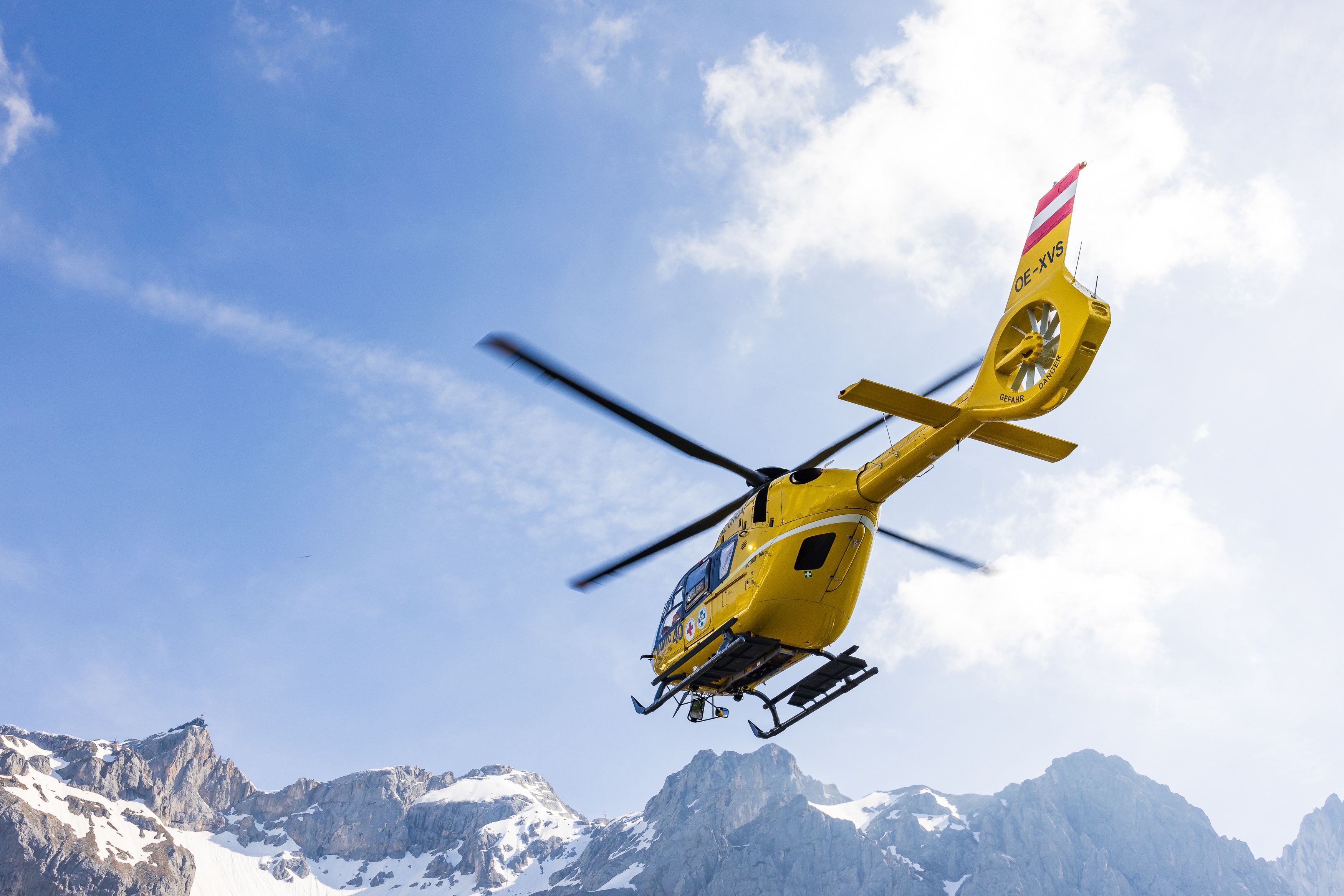 Der Verletze wurde mit dem Notarzthubschrauber ins Spital gebracht. (Symbolbild)