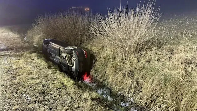 Das Auto kam in einem Bachbett zum Stillstand. 