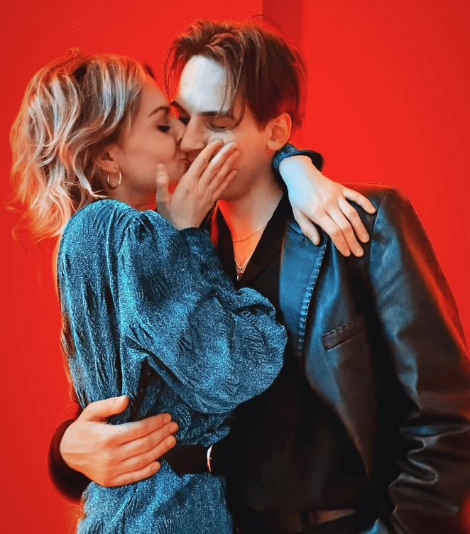 Anna Carina Buchegger und Moritz Mausser posten Kuss-Foto.