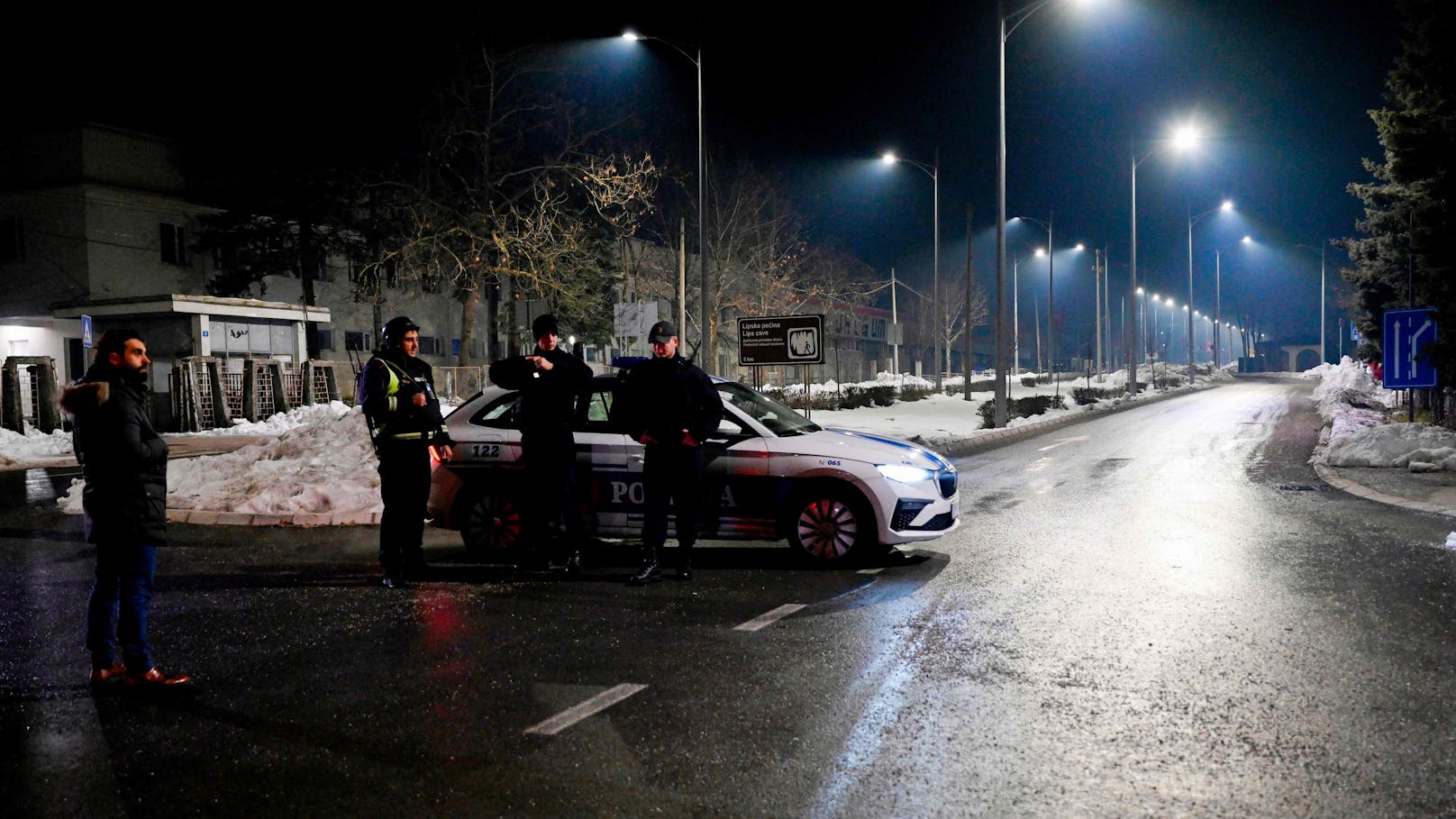 Die montenegrinische Polizei an einem der Tatorte.