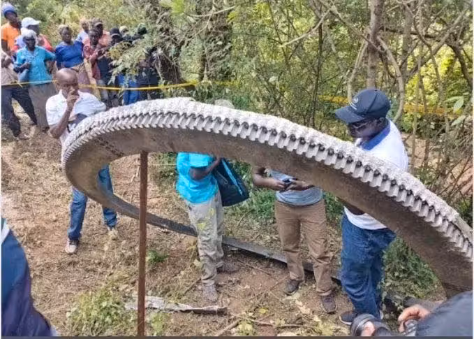 In Kenia ist dieser Ring vom Himmel gefallen. Er wiegt etwa eine halbe Tonne.