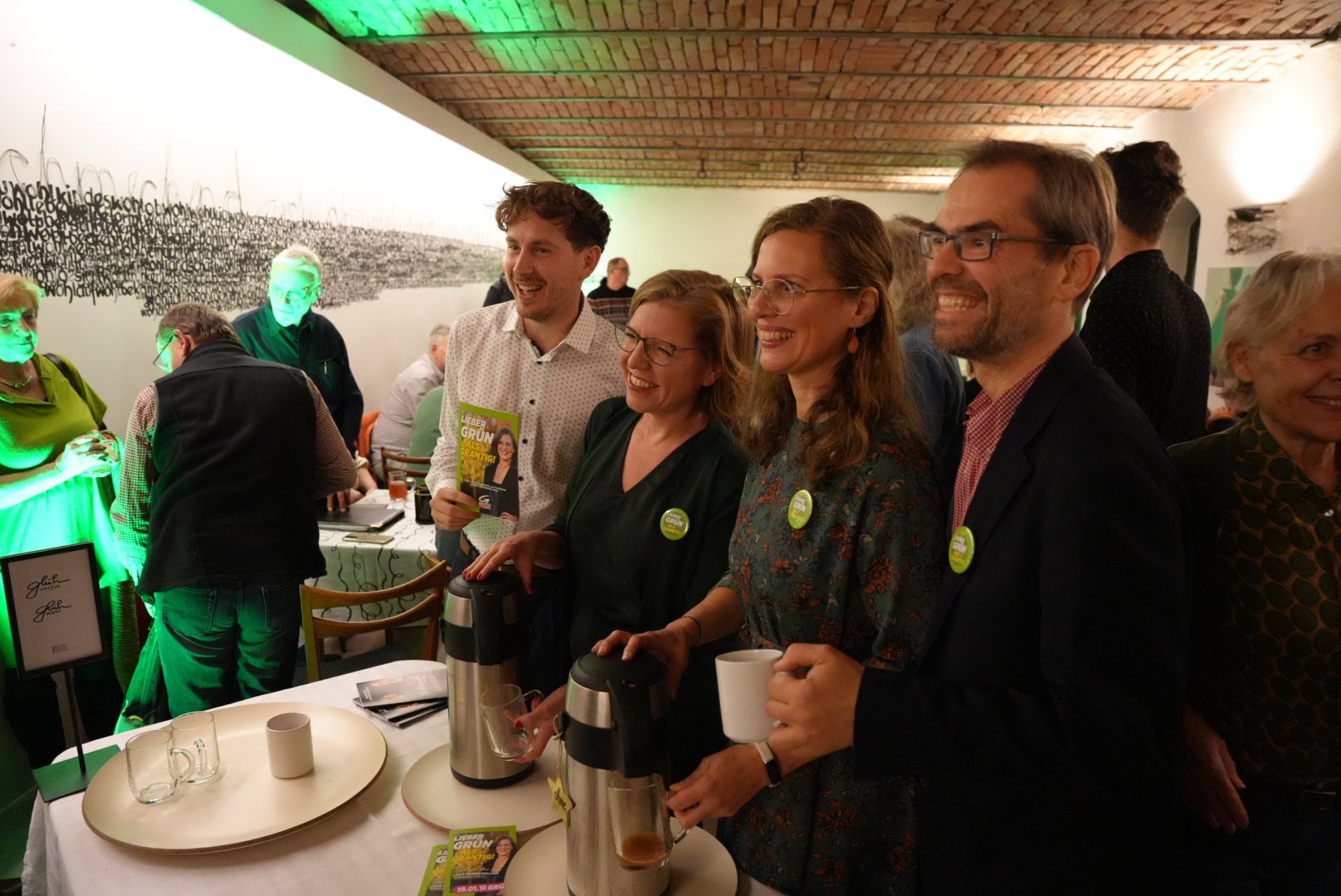 Wahlkampfauftakt im grünen Scheinwerferlicht mit (grünem?) Tee: Philip Juranich, Leonore Gewessler, Anja Haider-Wallner und Wolfgang Spitzmüller.