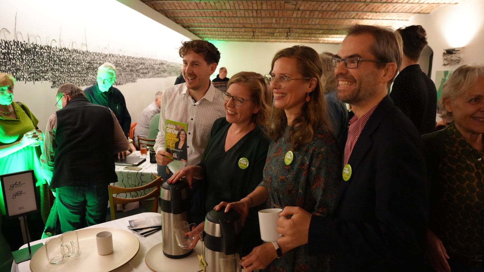 Wahlkampfauftakt im grünen Scheinwerferlicht mit (grünem?) Tee: Philip Juranich, Leonore Gewessler, Anja Haider-Wallner und Wolfgang Spitzmüller.