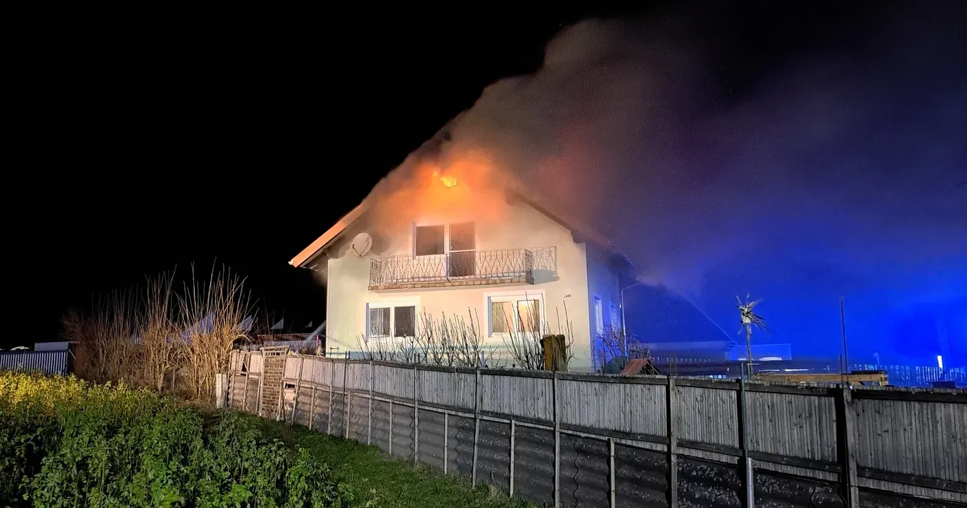 Der Dachstuhl des Wohnhauses stand im Vollbrand. 