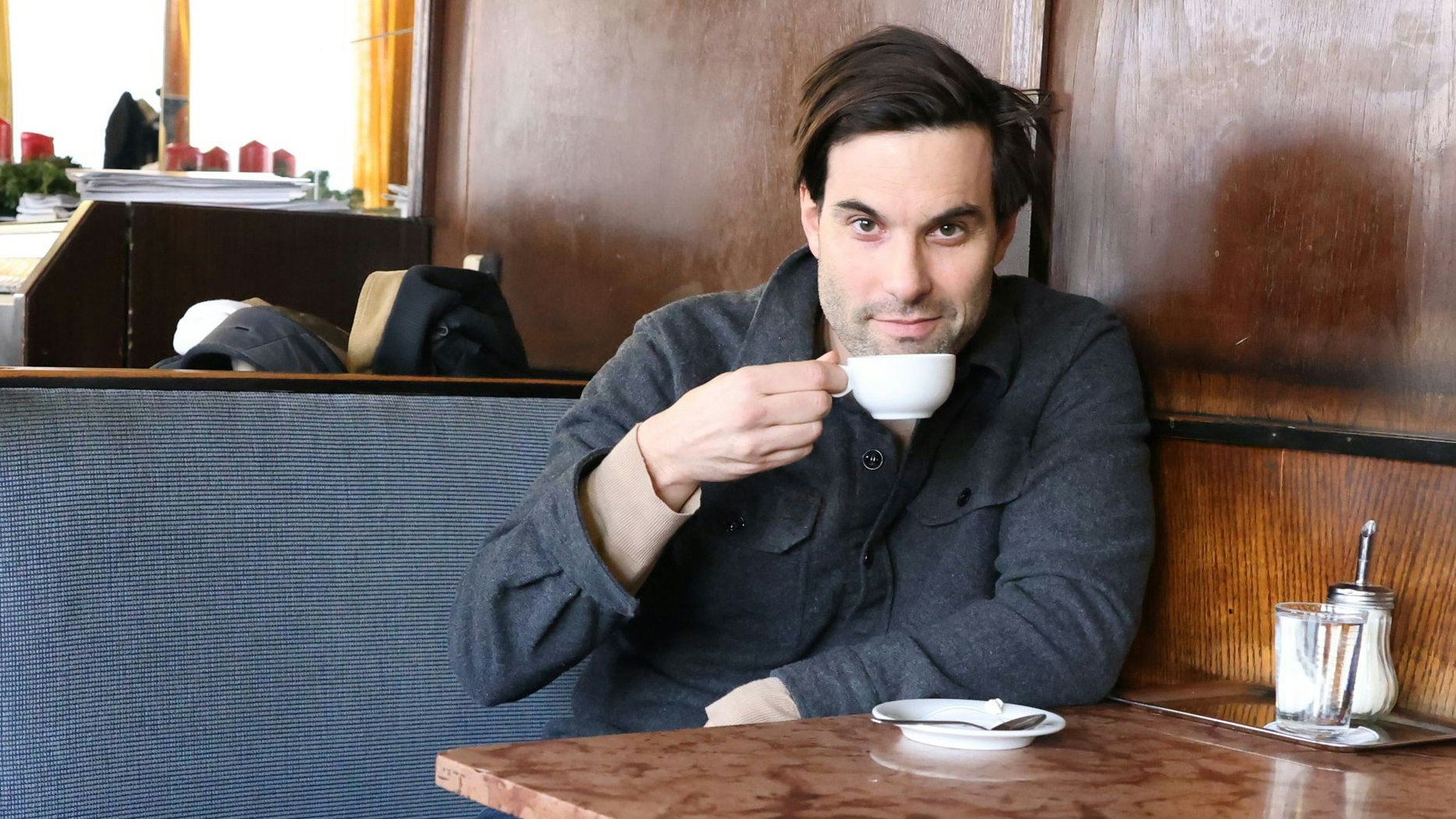 "Heute" traf Max Simonischek in einem seiner liebsten Wiener Kaffeehäuser, dem "Cafe Weidinger"