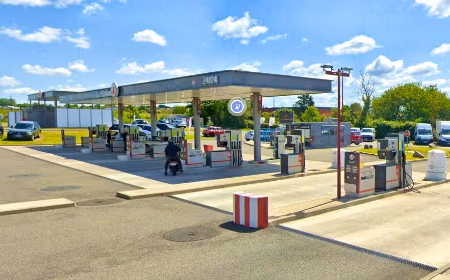 An dieser Tankstelle in der Nähe von Le Mans wurde der Familienvater von Polizisten gerettet.