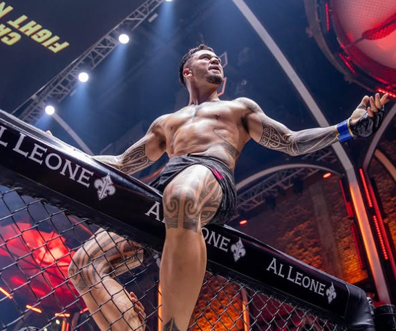 MMA-Fighter Wilson jubelt im Käfig.